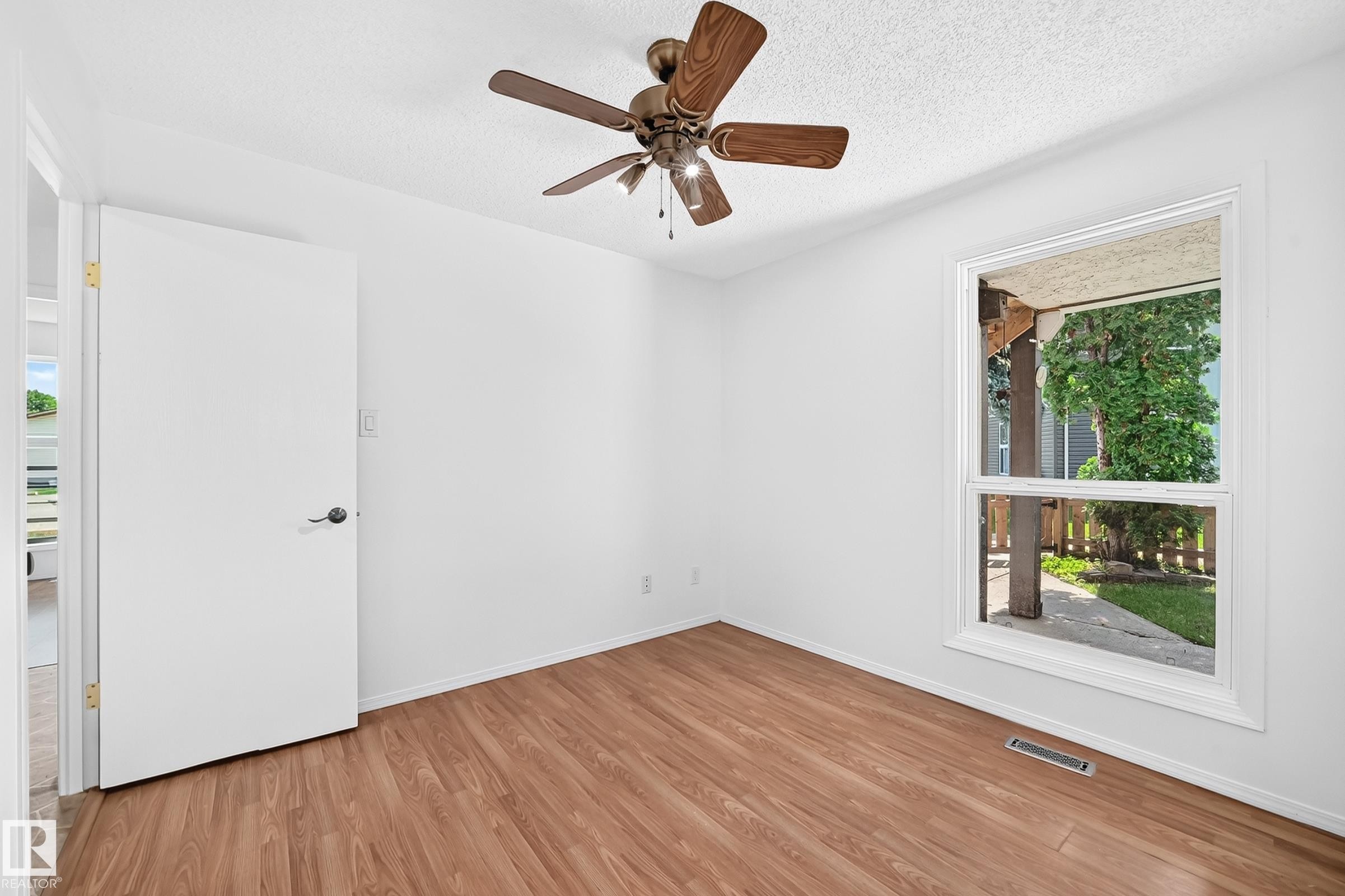 #40 3111 142 Av Nw, Edmonton, AB - Indoor Photo Showing Other Room