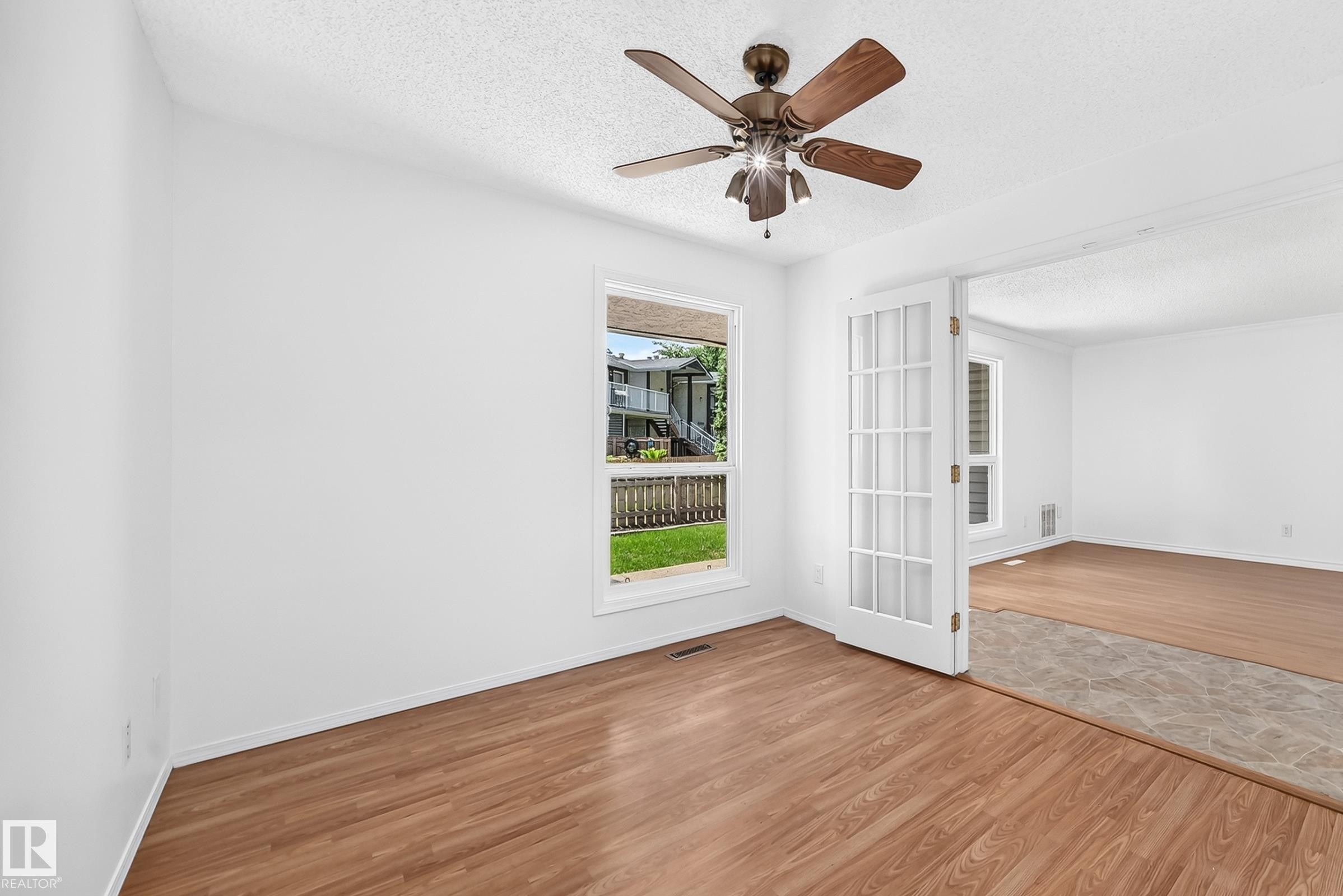 #40 3111 142 Av Nw, Edmonton, AB - Indoor Photo Showing Other Room