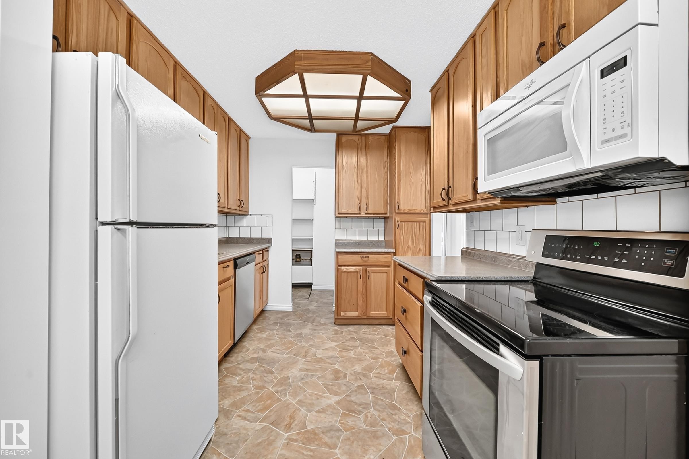 #40 3111 142 Av Nw, Edmonton, AB - Indoor Photo Showing Kitchen