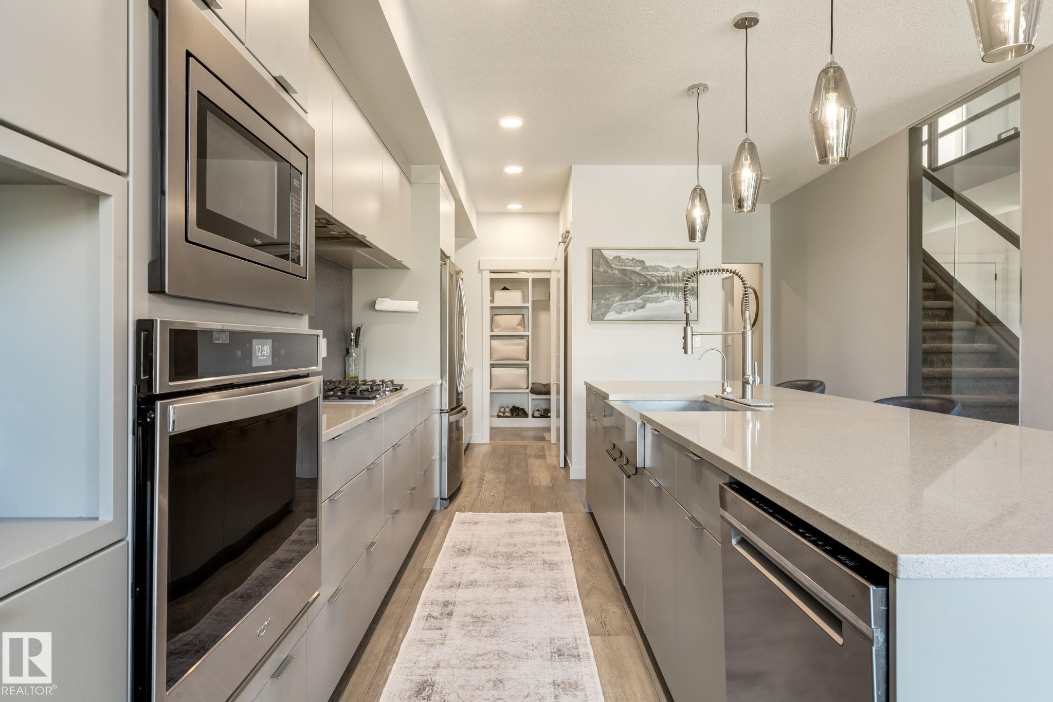 6805 Knox Loop Sw, Edmonton, AB - Indoor Photo Showing Kitchen With Upgraded Kitchen