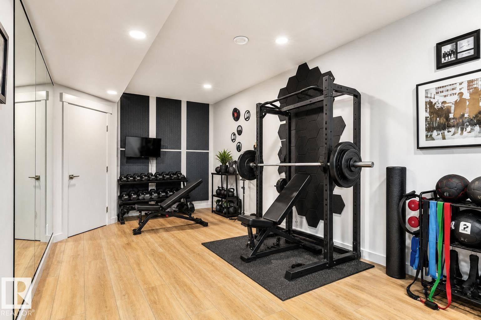 6805 Knox Loop Sw, Edmonton, AB - Indoor Photo Showing Gym Room