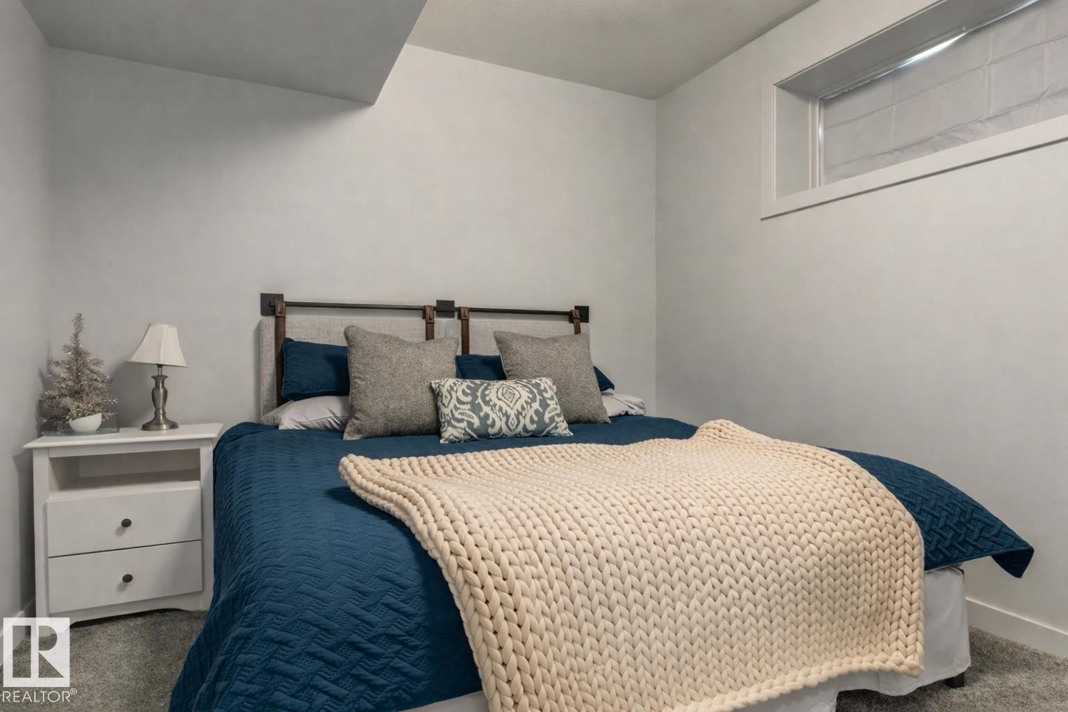 6805 Knox Loop Sw, Edmonton, AB - Indoor Photo Showing Bedroom