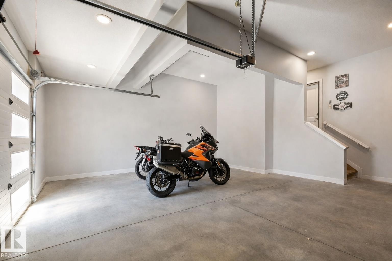 6805 Knox Loop Sw, Edmonton, AB - Indoor Photo Showing Garage