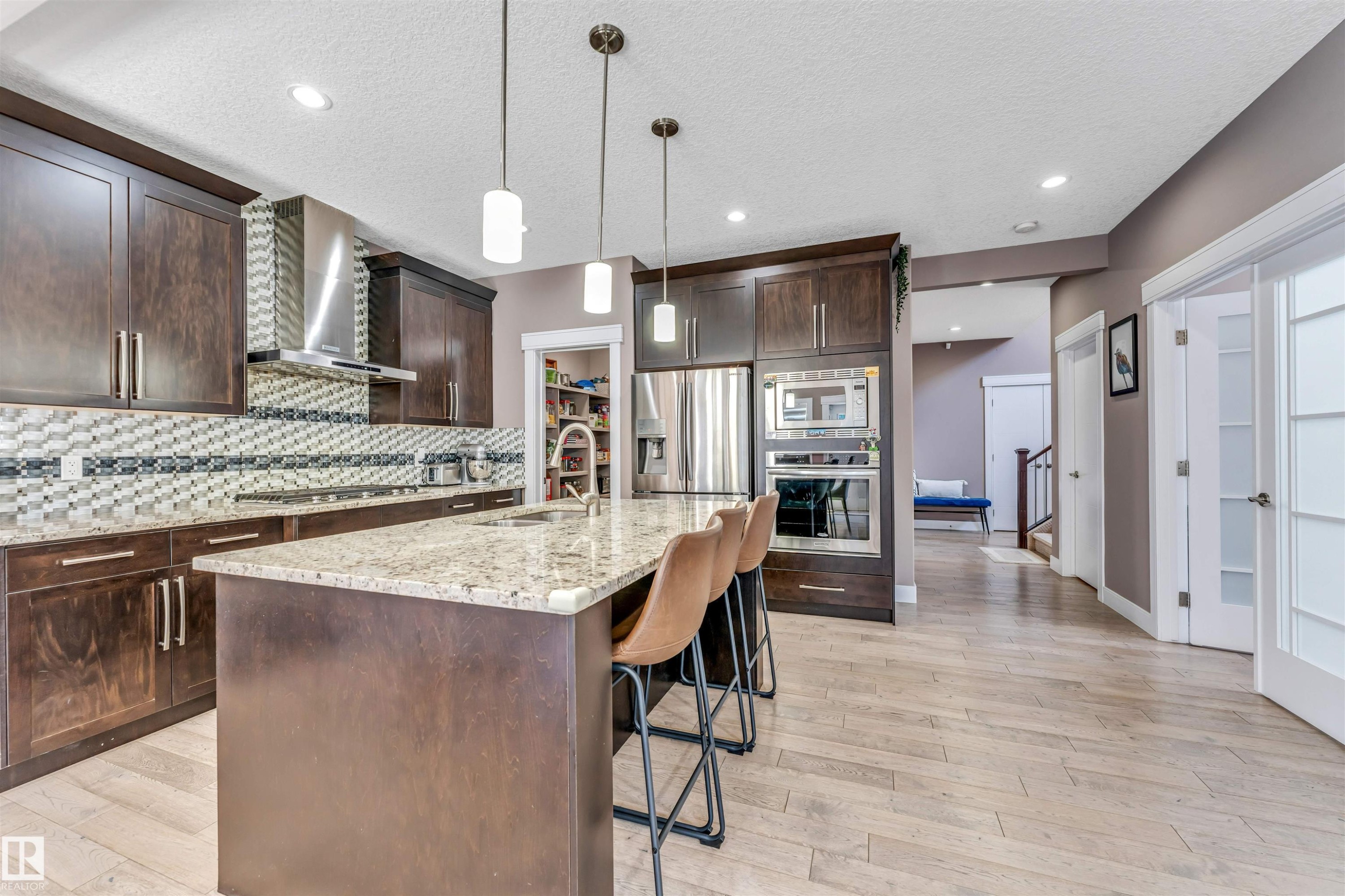 3819 Claxton Close Sw, Edmonton, AB - Indoor Photo Showing Kitchen With Upgraded Kitchen