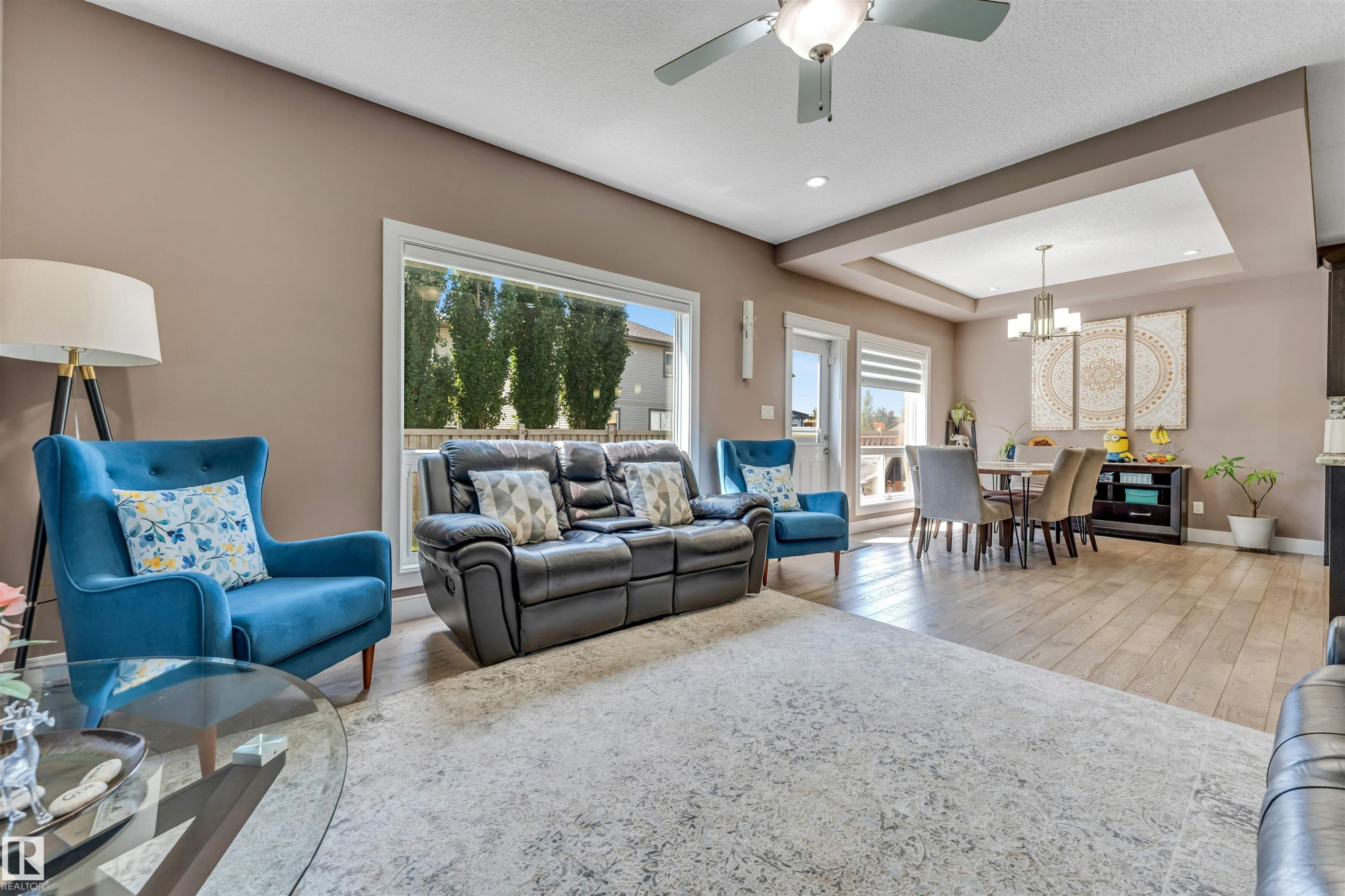 3819 Claxton Close Sw, Edmonton, AB - Indoor Photo Showing Living Room