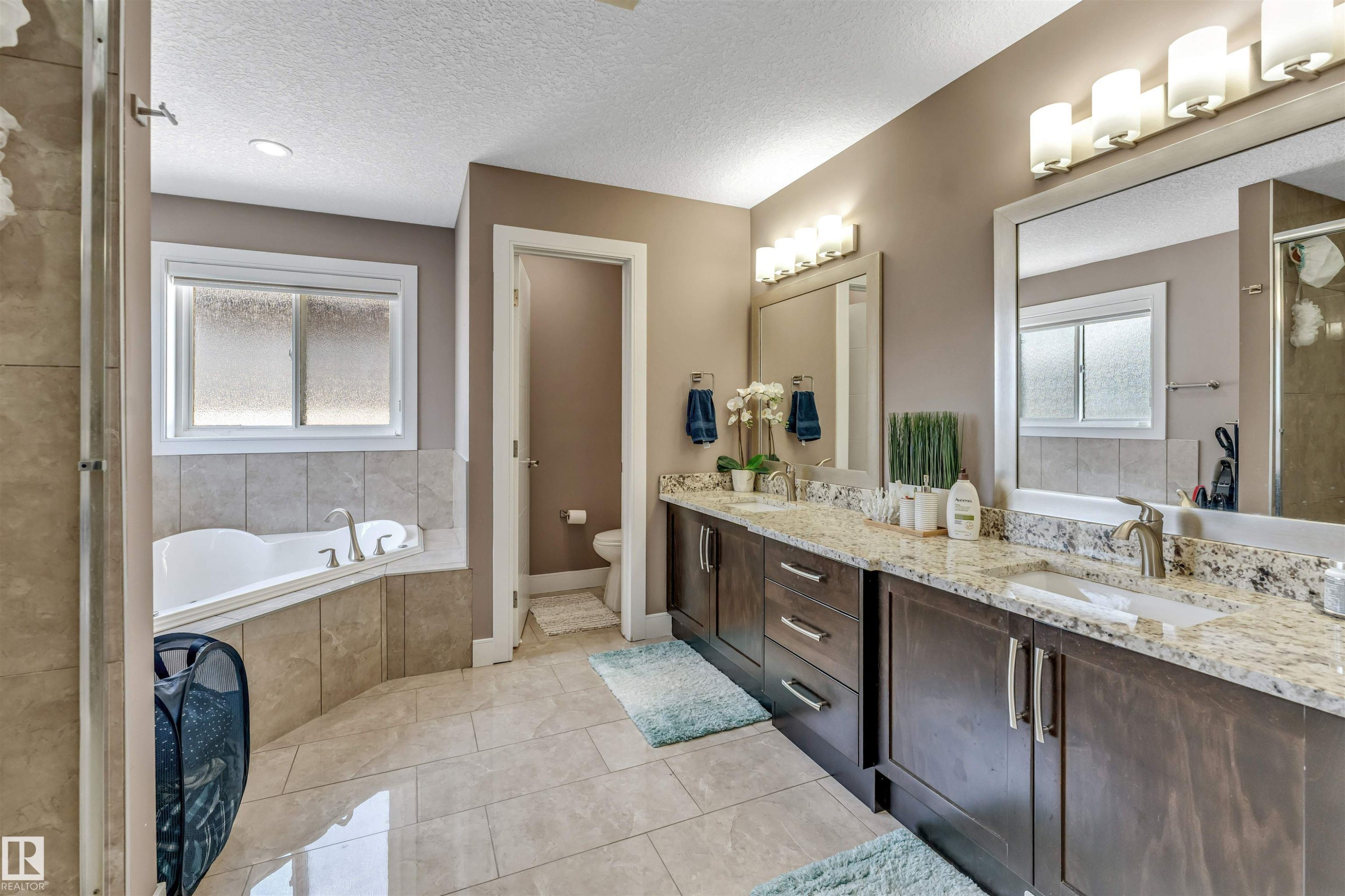 3819 Claxton Close Sw, Edmonton, AB - Indoor Photo Showing Bathroom