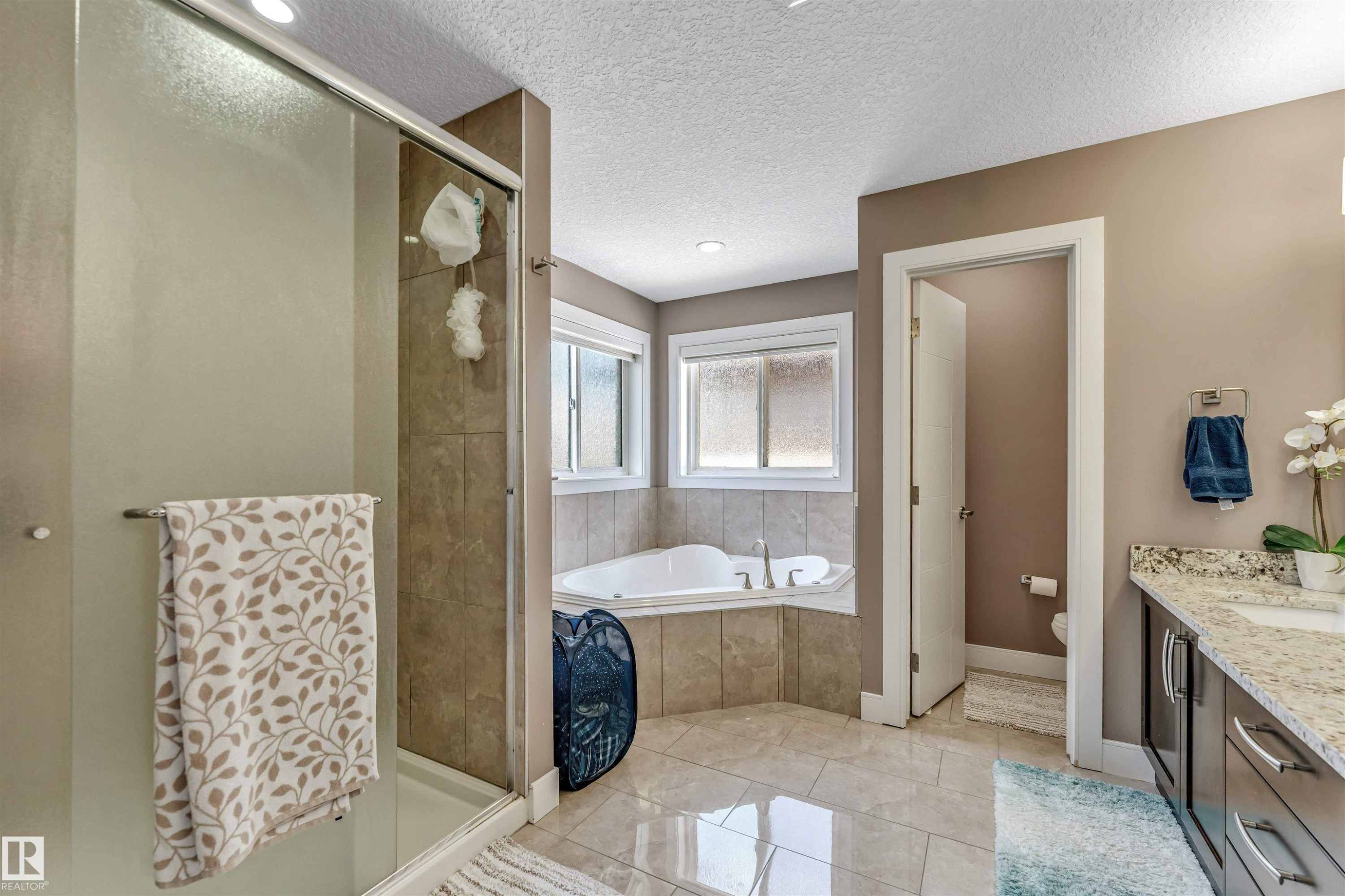 3819 Claxton Close Sw, Edmonton, AB - Indoor Photo Showing Bathroom