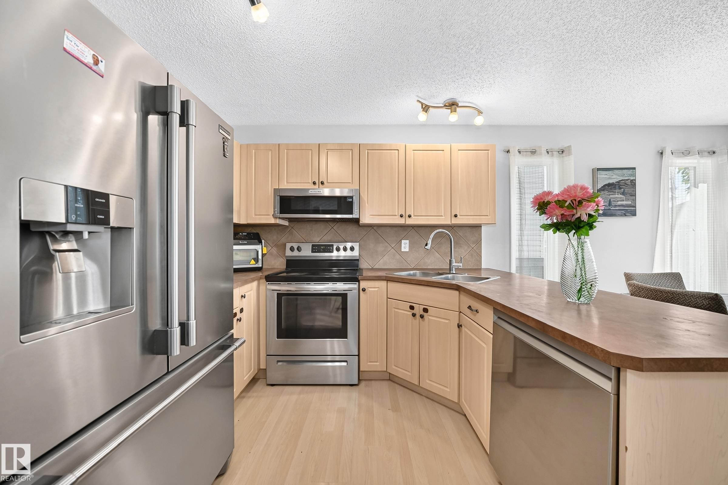 1126 Grantham Drive Nw, Edmonton, AB - Indoor Photo Showing Kitchen With Double Sink