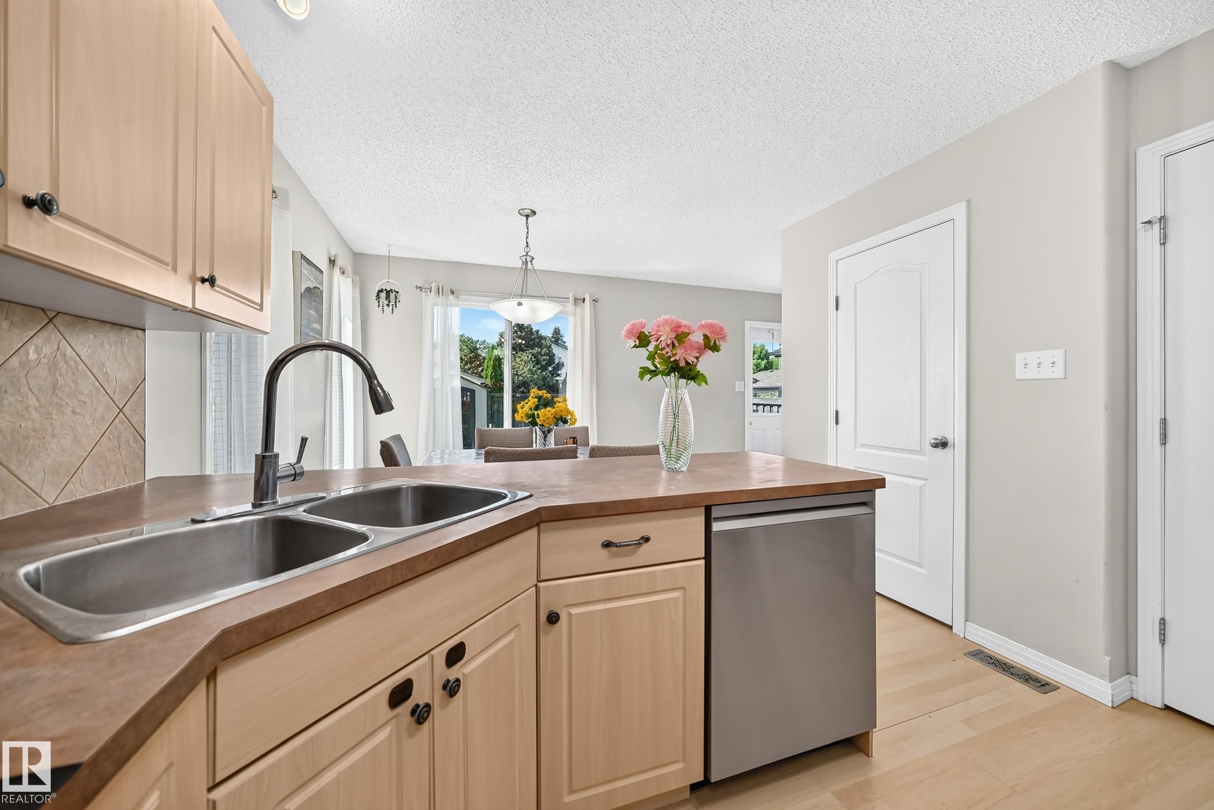 1126 Grantham Drive Nw, Edmonton, AB - Indoor Photo Showing Kitchen With Double Sink