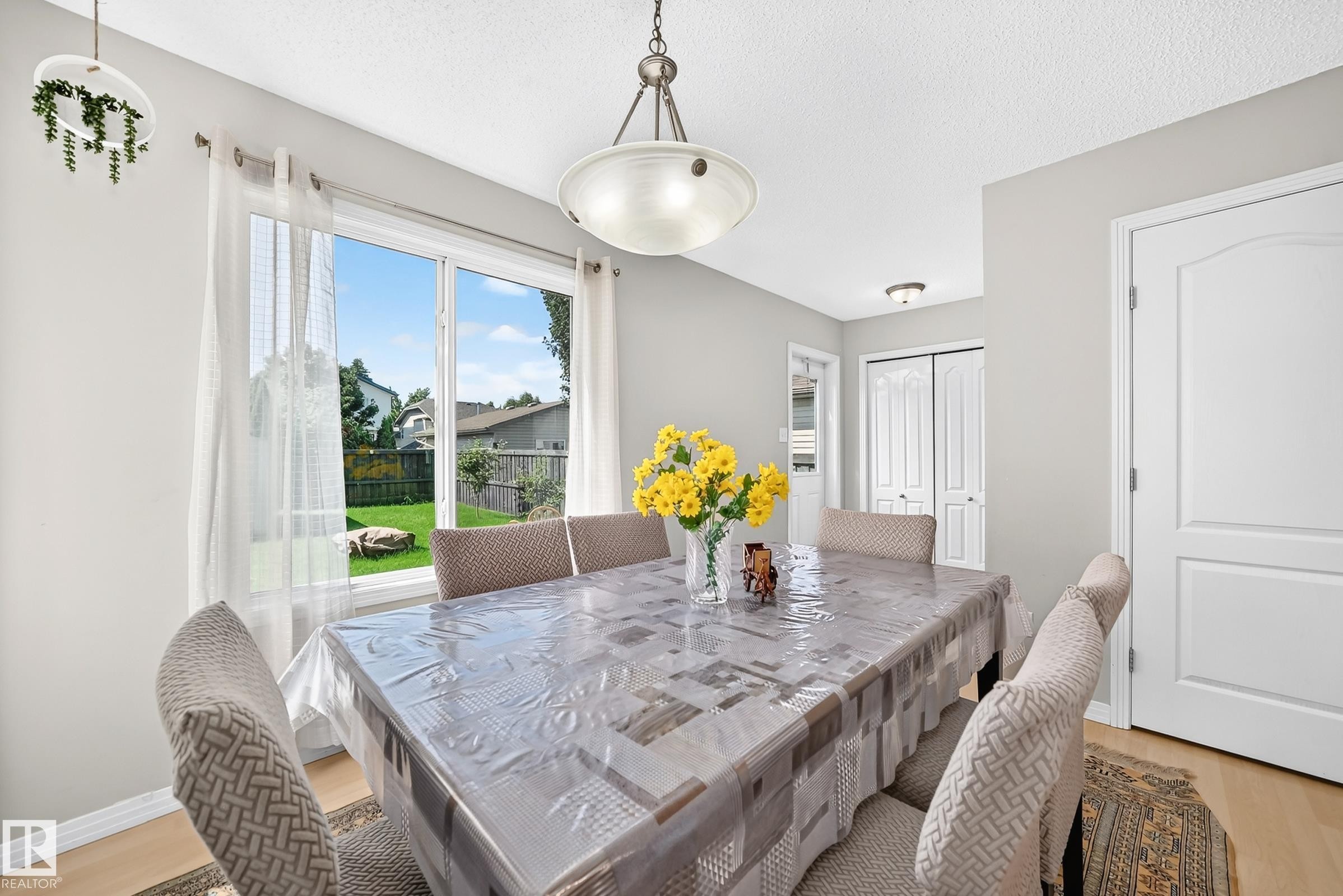1126 Grantham Drive Nw, Edmonton, AB - Indoor Photo Showing Dining Room