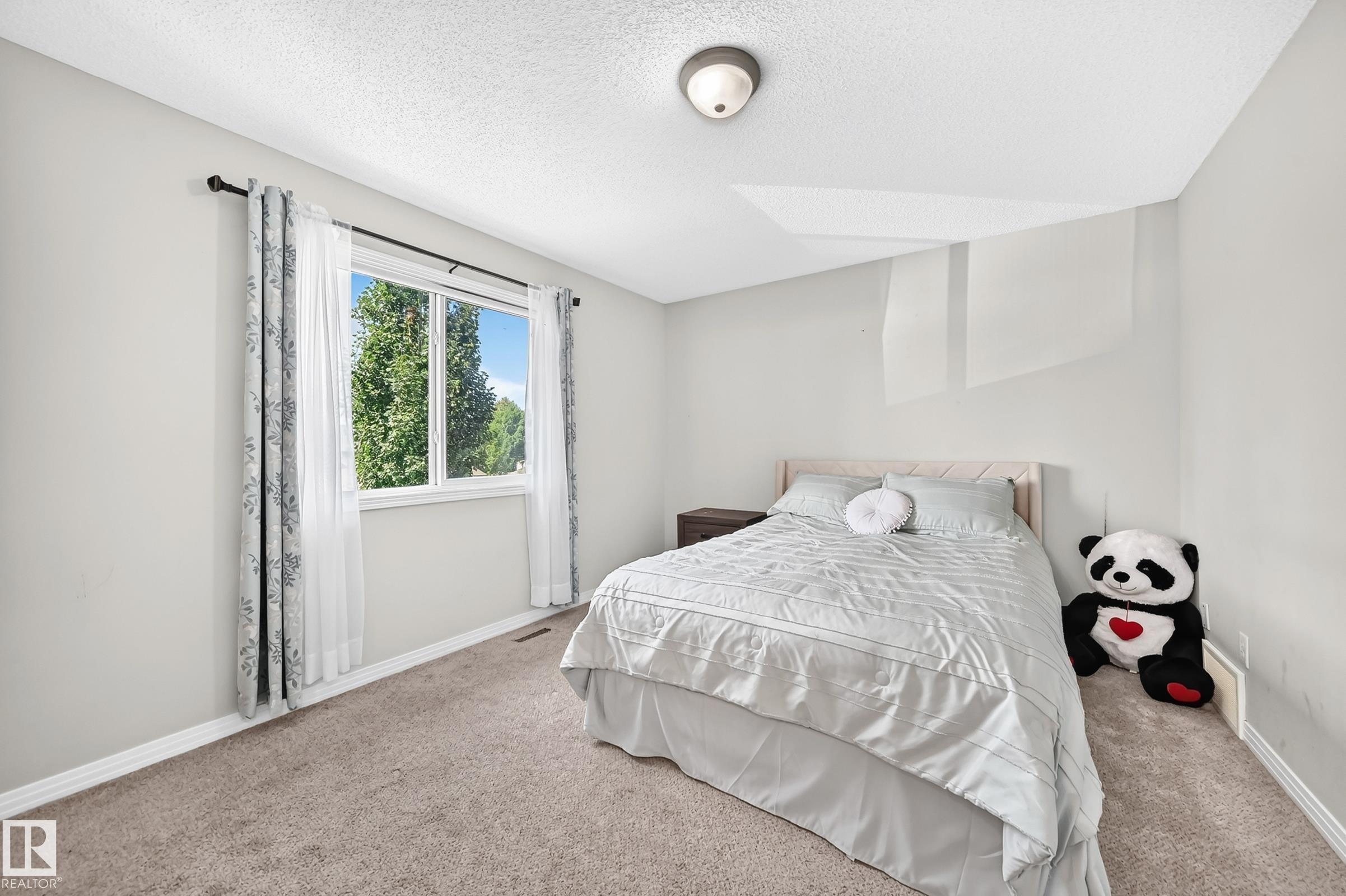 1126 Grantham Drive Nw, Edmonton, AB - Indoor Photo Showing Bedroom
