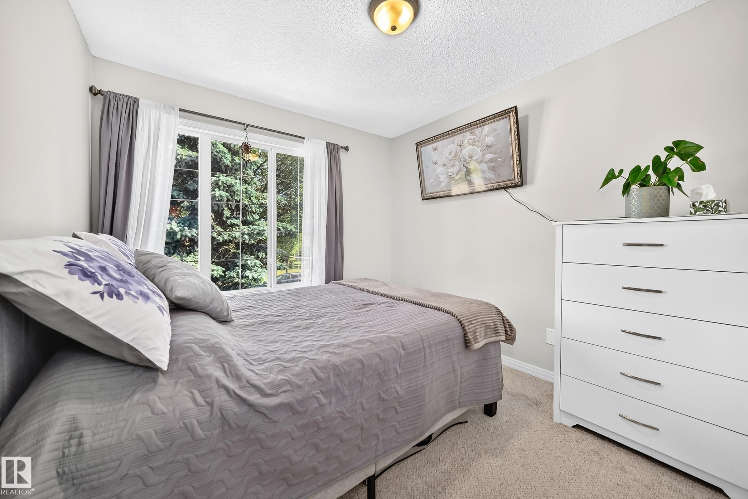 1126 Grantham Drive Nw, Edmonton, AB - Indoor Photo Showing Bedroom