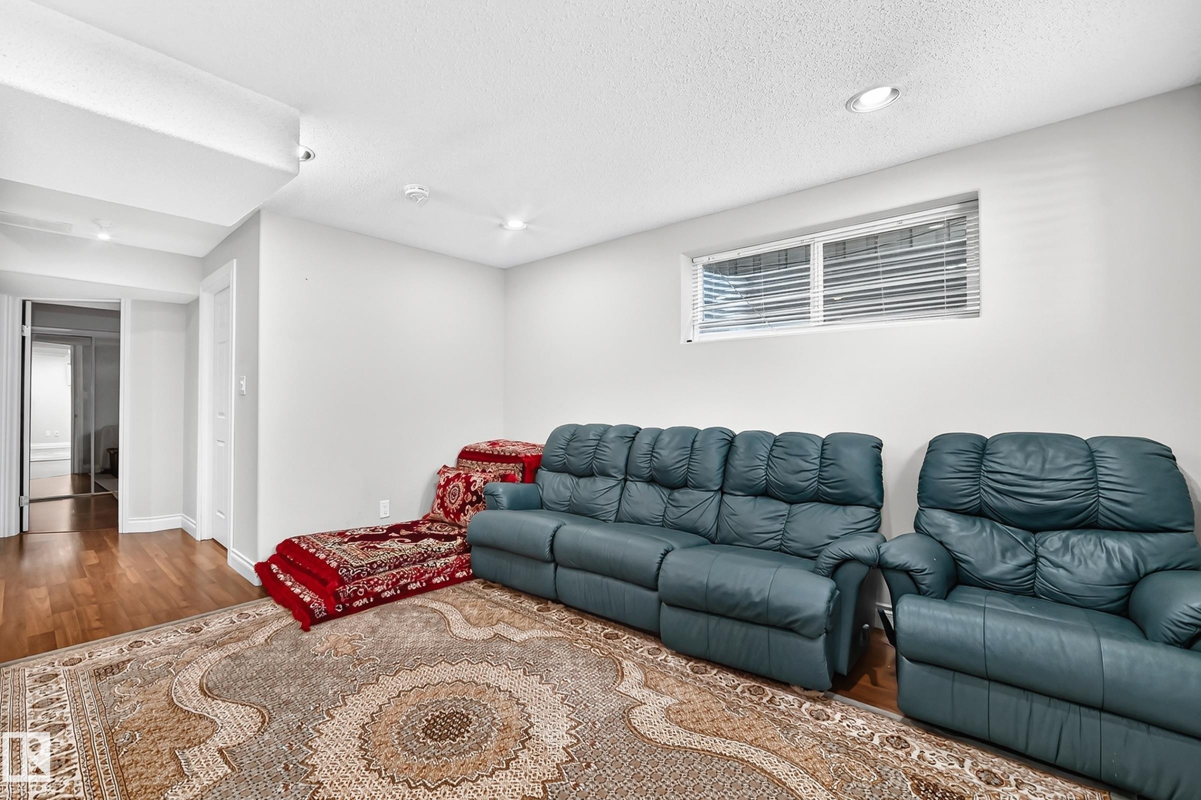 1126 Grantham Drive Nw, Edmonton, AB - Indoor Photo Showing Living Room