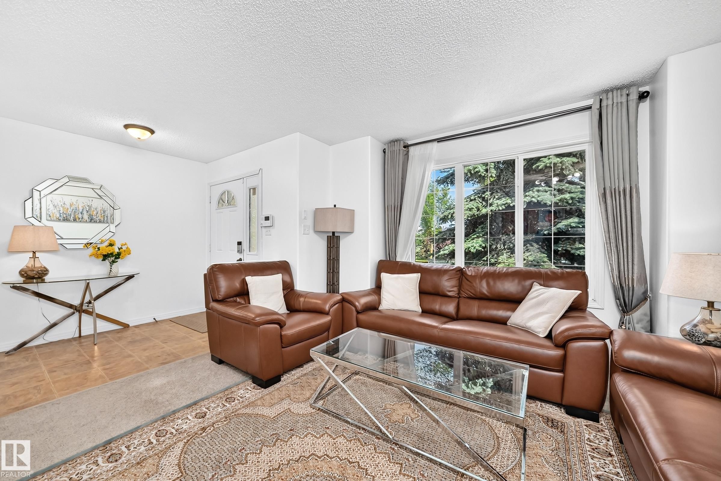 1126 Grantham Drive Nw, Edmonton, AB - Indoor Photo Showing Living Room