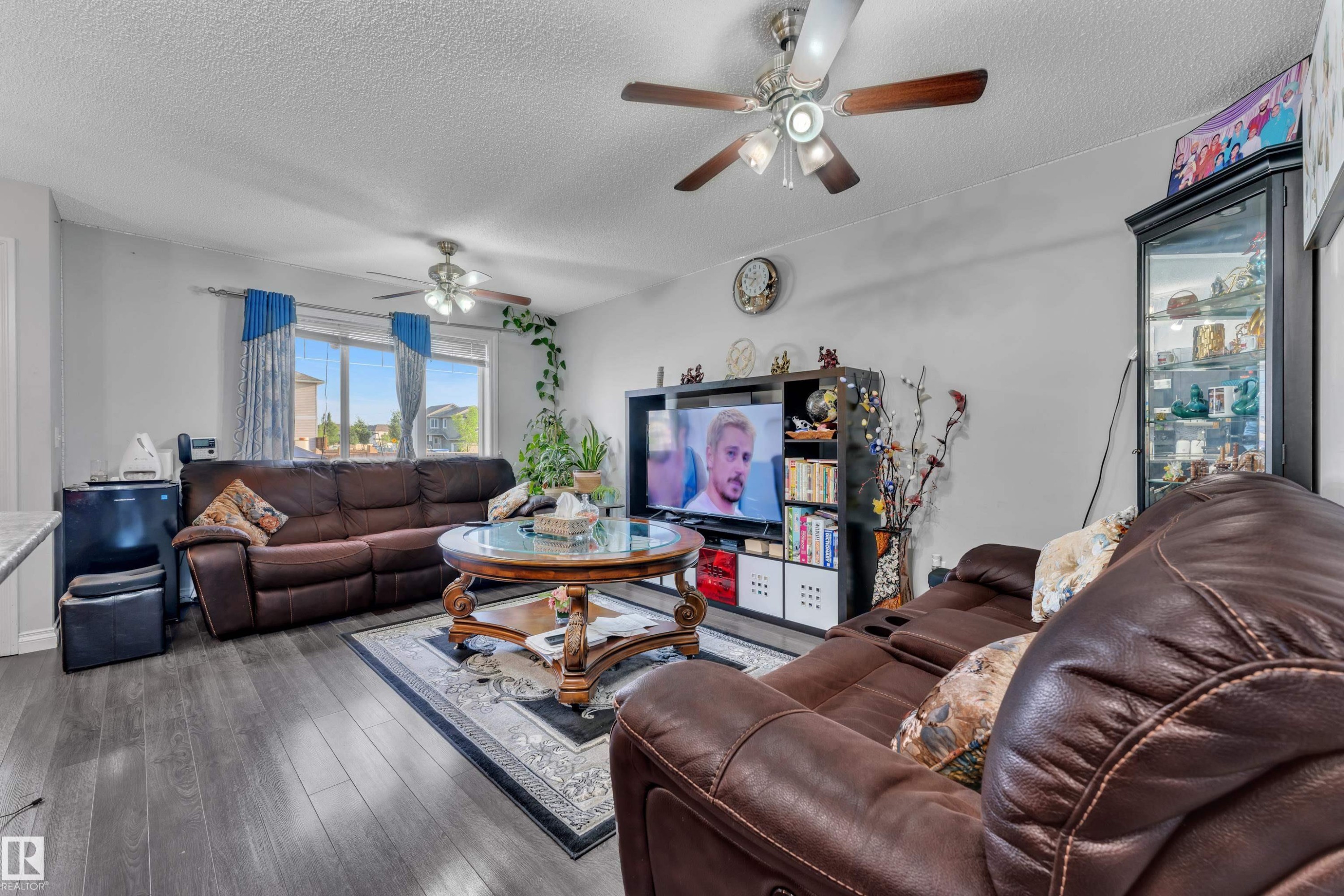 3127 16 Avenue Nw, Edmonton, AB - Indoor Photo Showing Living Room