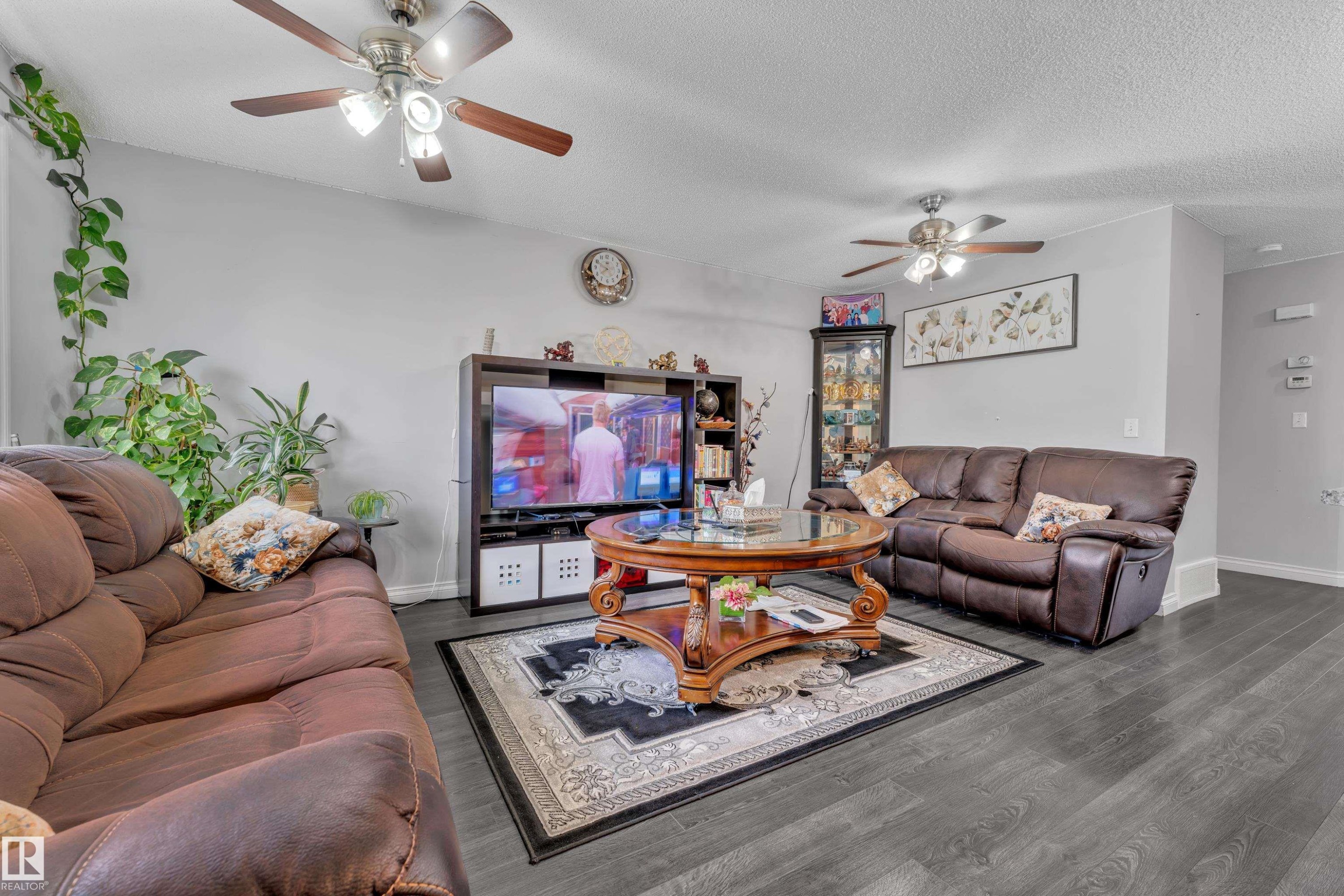 3127 16 Avenue Nw, Edmonton, AB - Indoor Photo Showing Living Room
