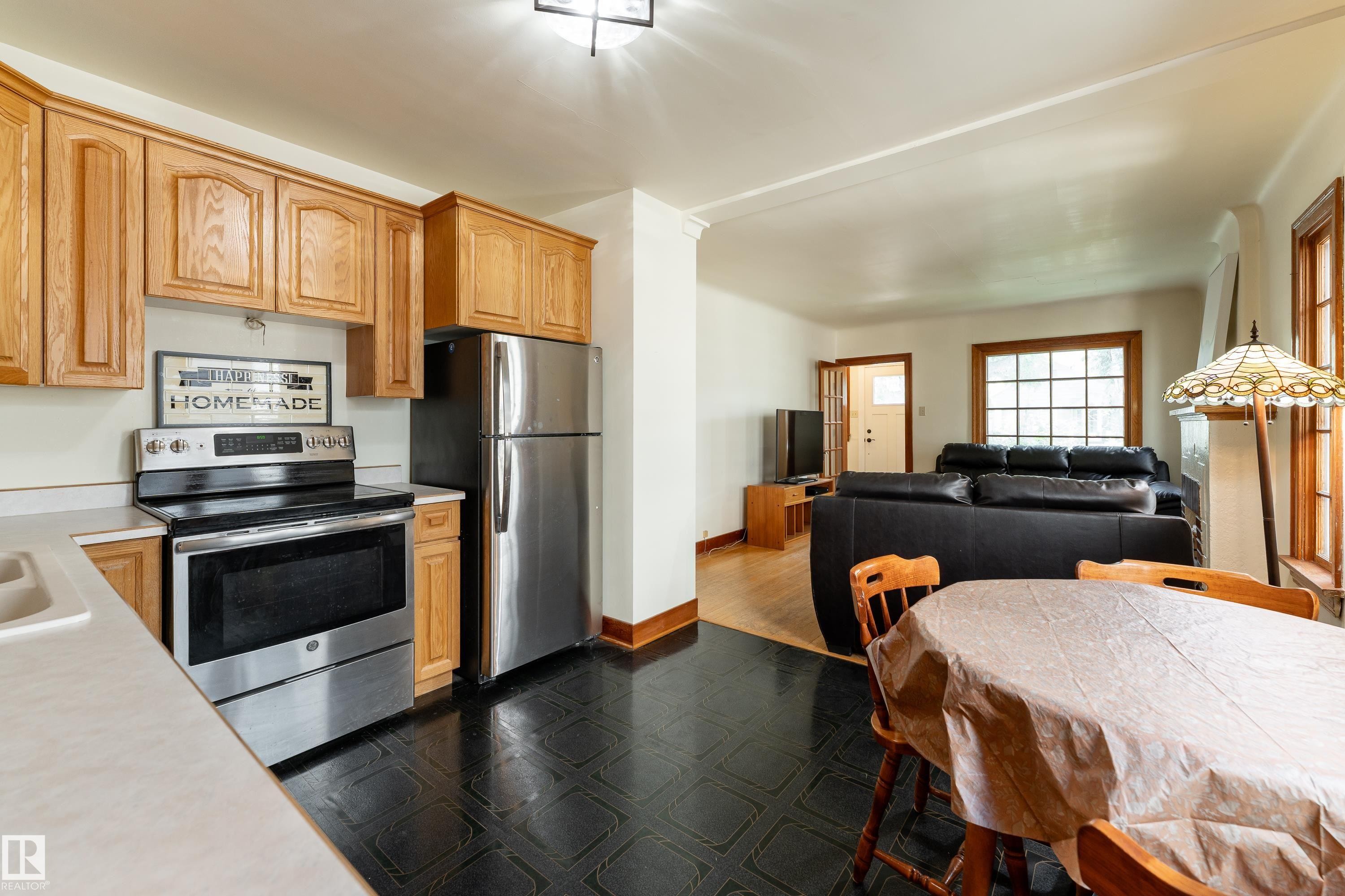 11108 81 Avenue Nw, Edmonton, AB - Indoor Photo Showing Kitchen