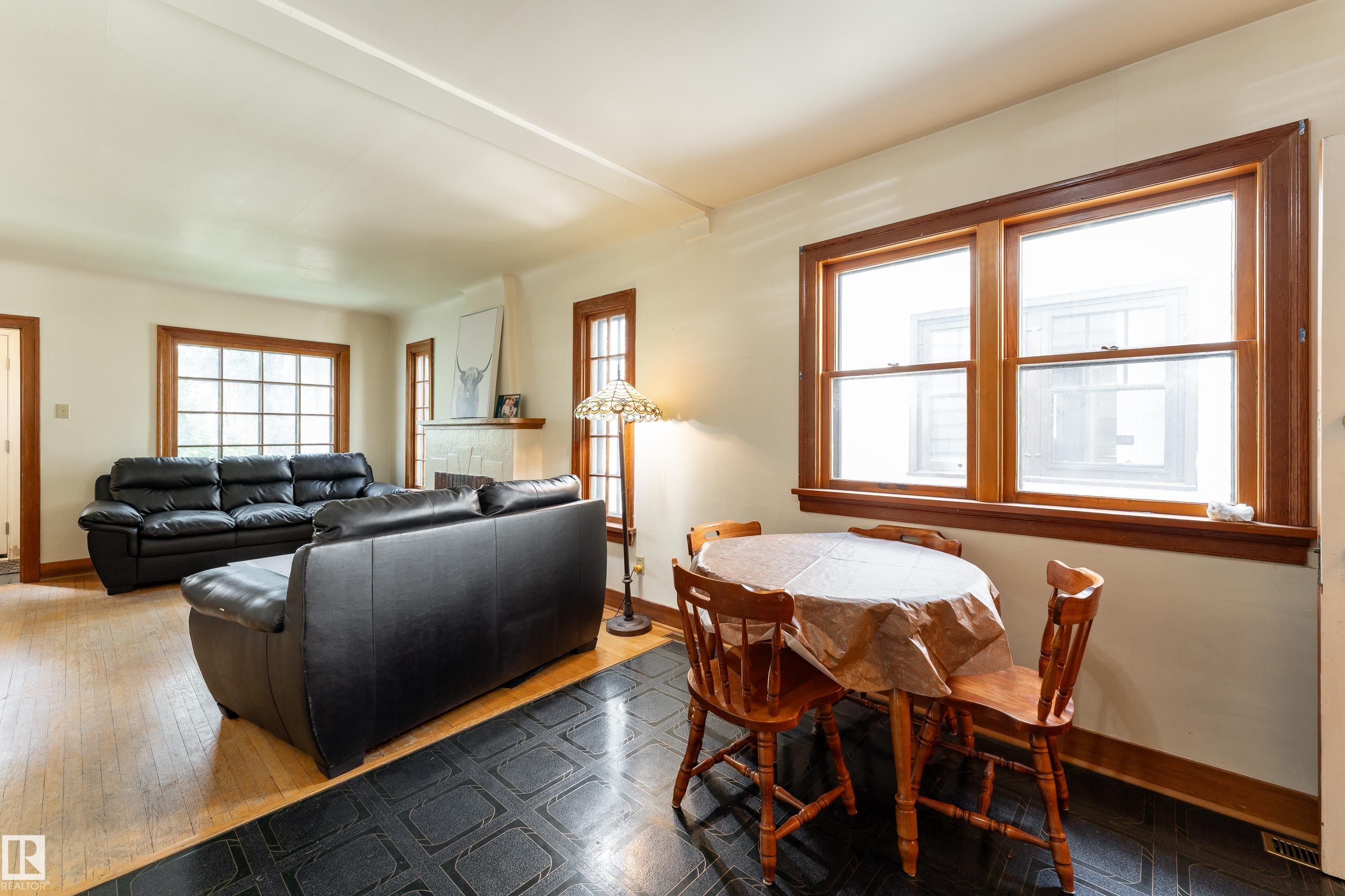 11108 81 Avenue Nw, Edmonton, AB - Indoor
