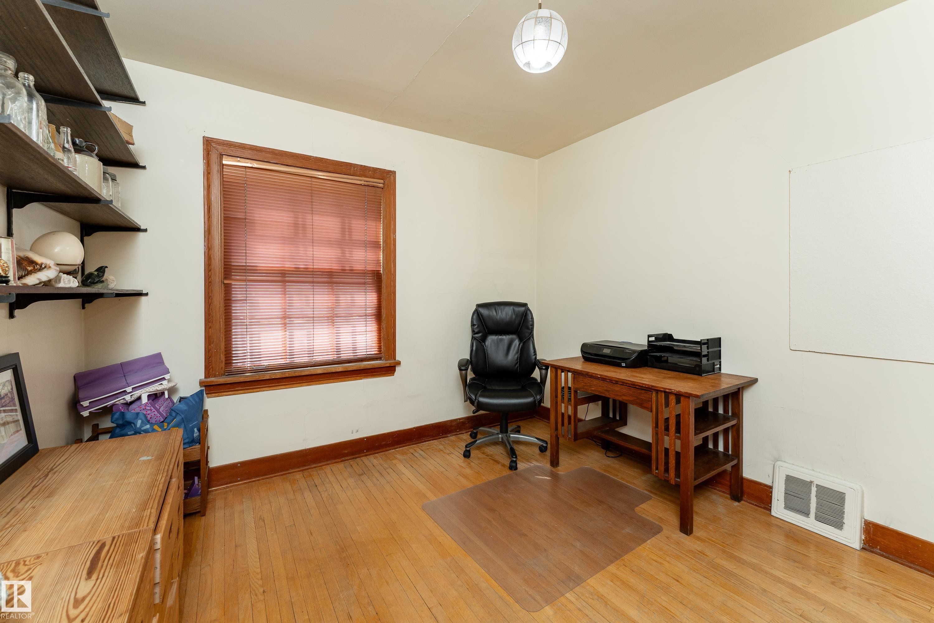 11108 81 Avenue Nw, Edmonton, AB - Indoor