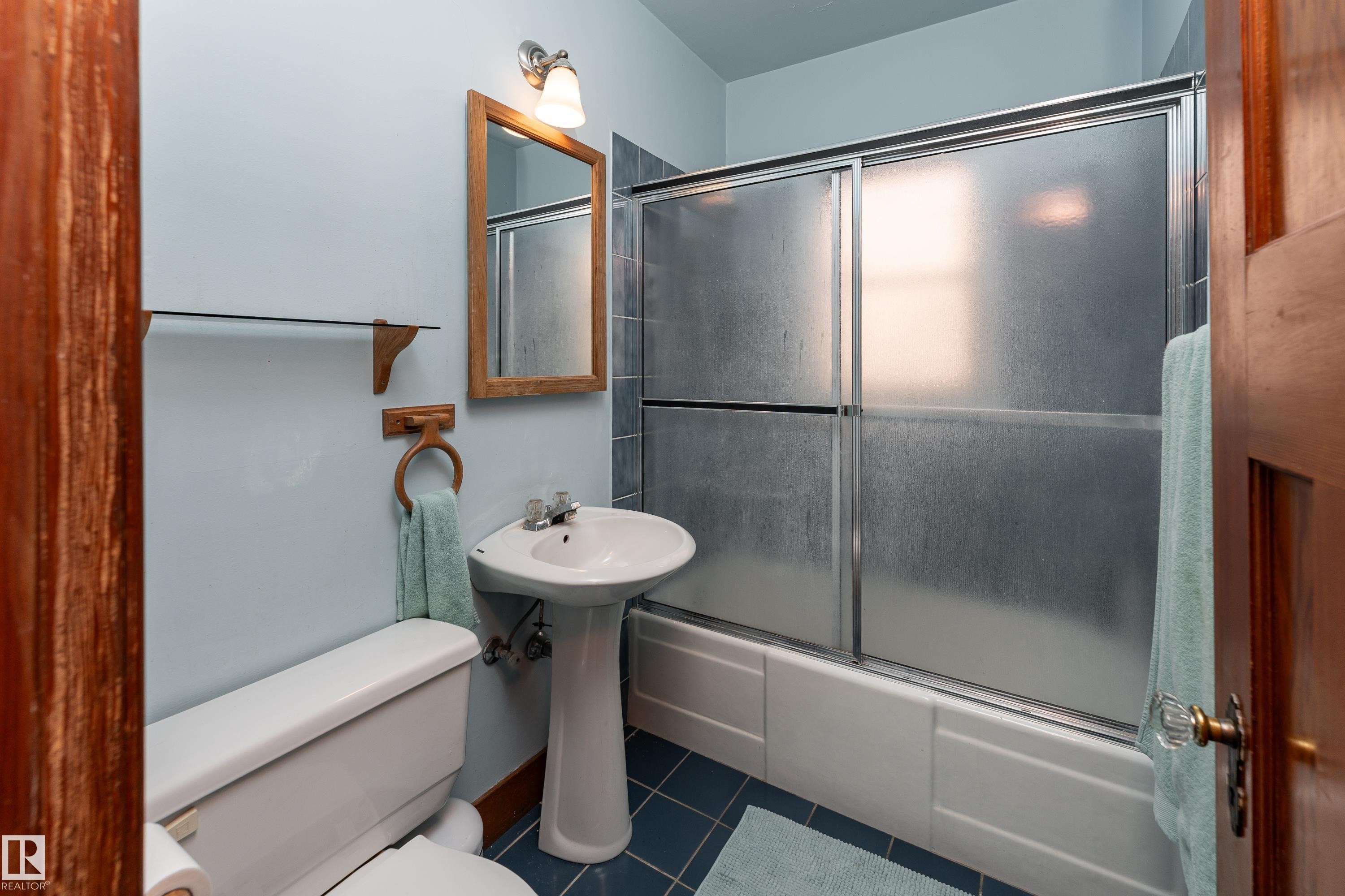 11108 81 Avenue Nw, Edmonton, AB - Indoor Photo Showing Bathroom