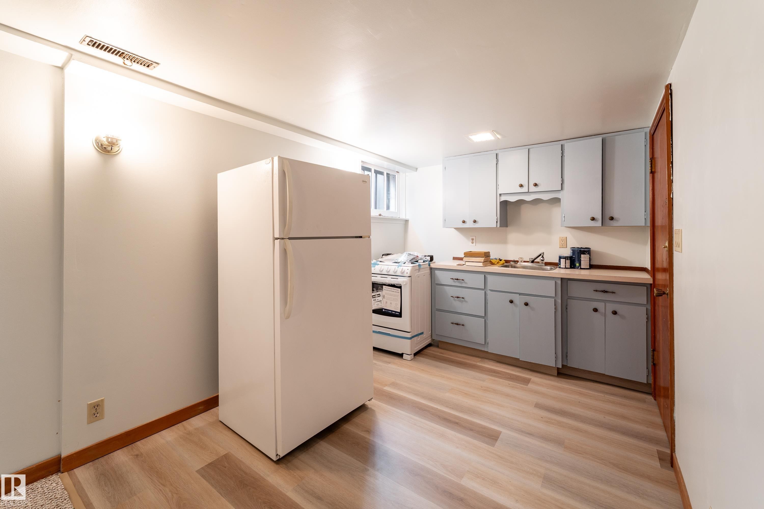 11108 81 Avenue Nw, Edmonton, AB - Indoor Photo Showing Kitchen