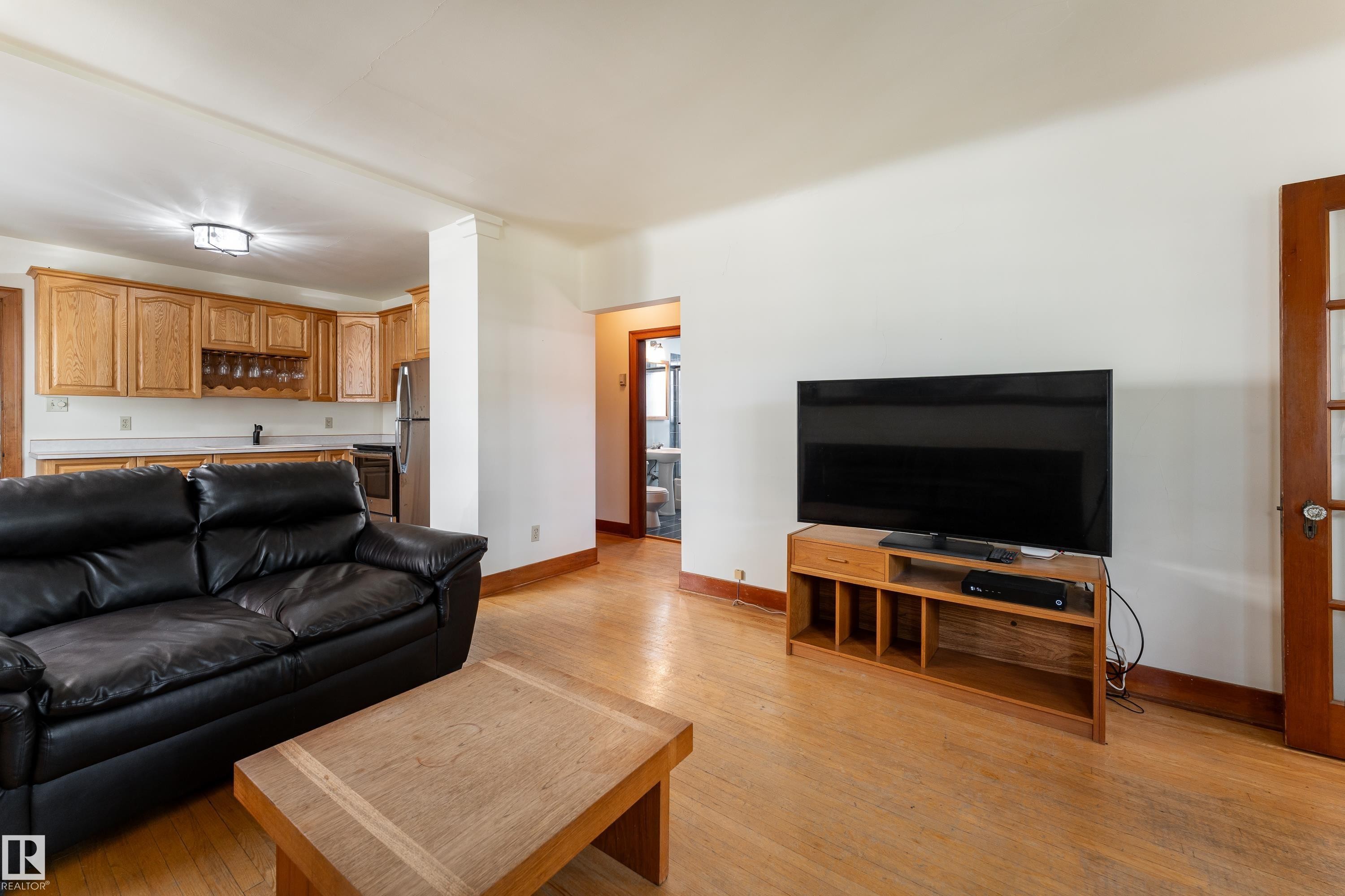 11108 81 Avenue Nw, Edmonton, AB - Indoor Photo Showing Living Room
