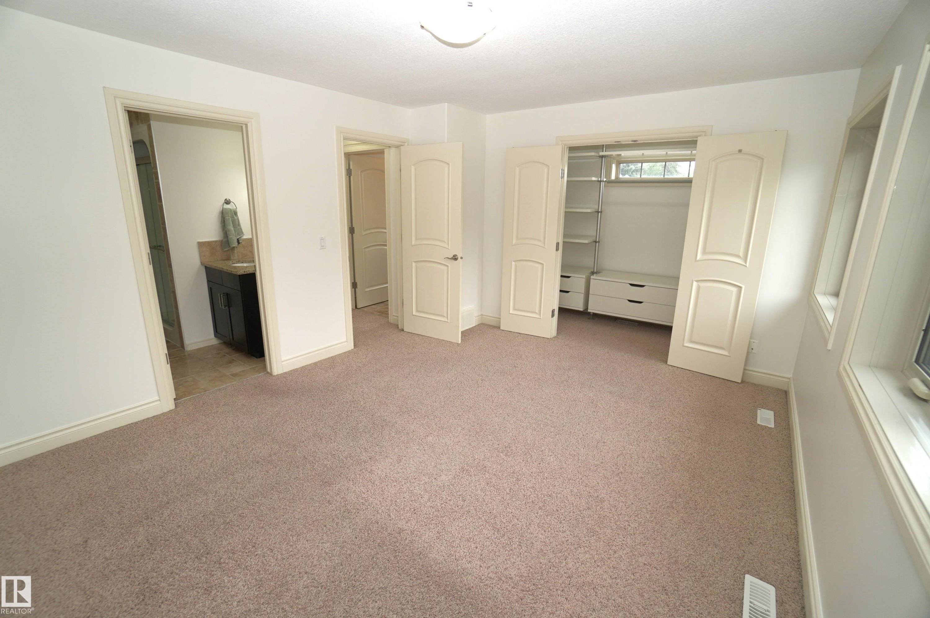 10224 90 Street Nw, Edmonton, AB - Indoor