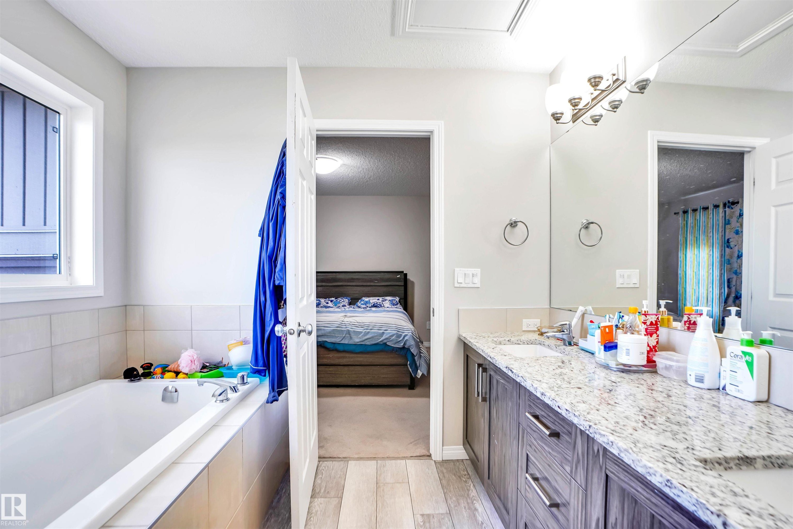 2743 Collins Crescent Sw, Edmonton, AB - Indoor Photo Showing Bathroom