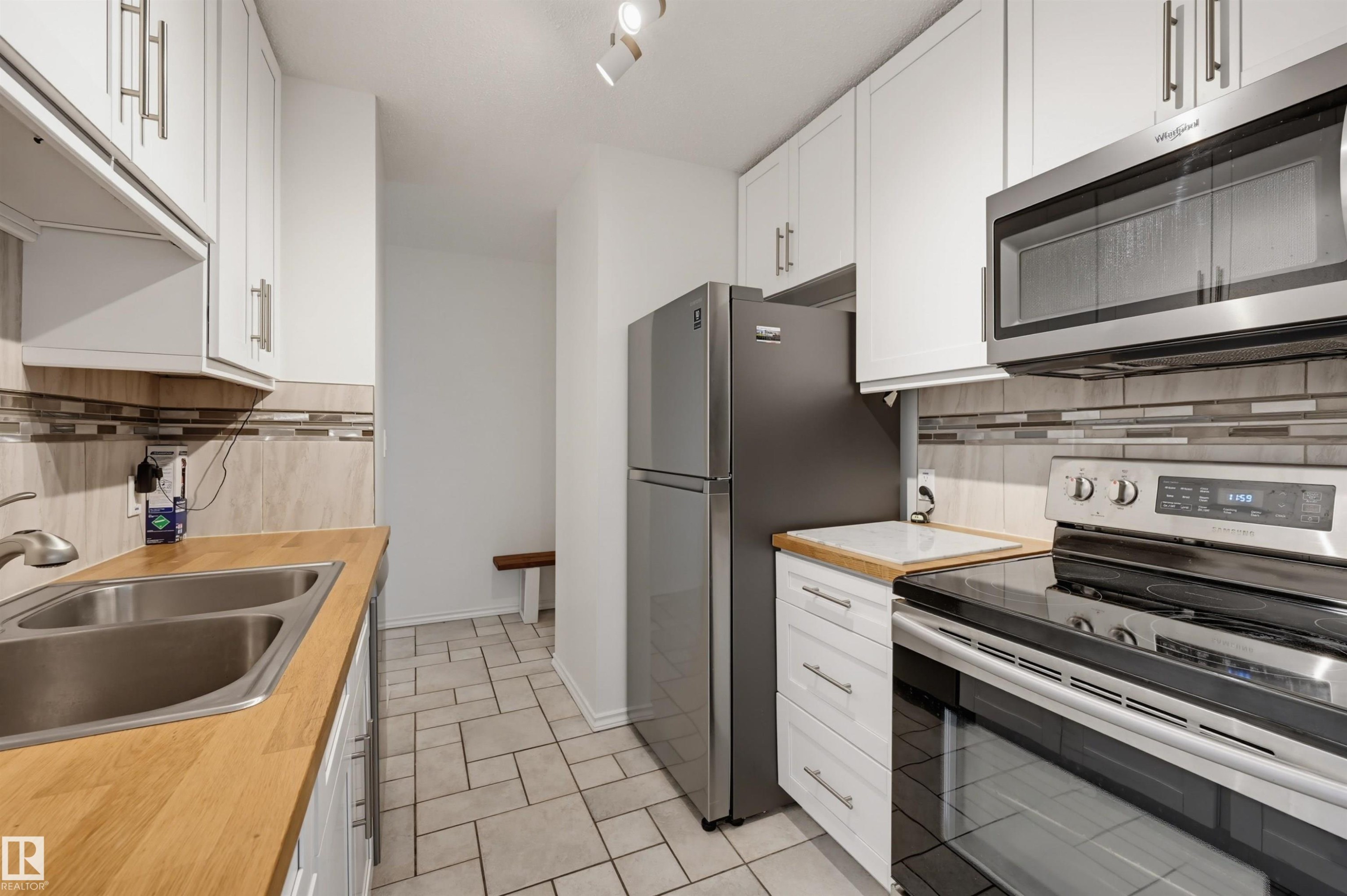 #709 11307 99 Av Nw, Edmonton, AB - Indoor Photo Showing Kitchen With Double Sink