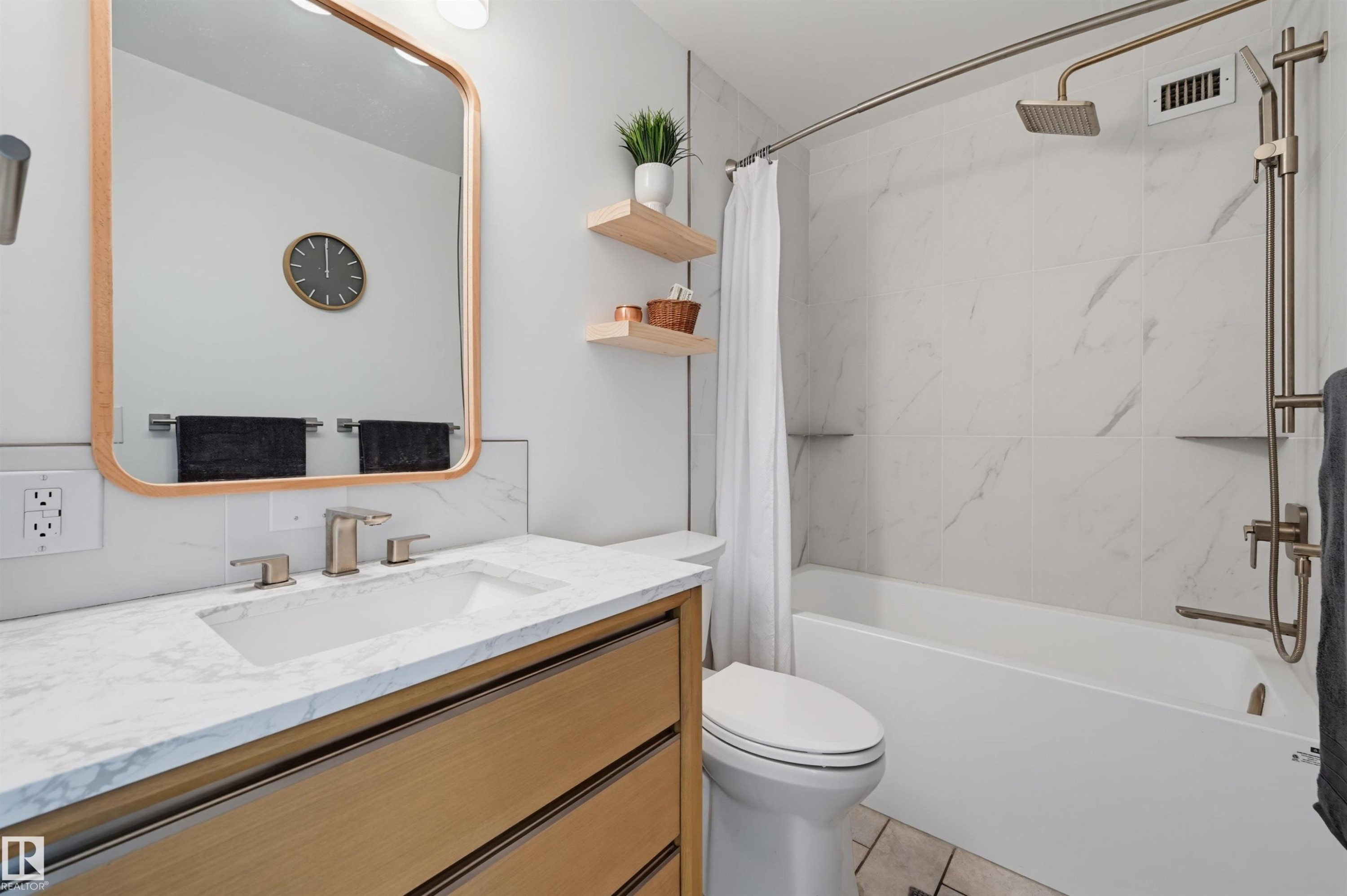 #709 11307 99 Av Nw, Edmonton, AB - Indoor Photo Showing Bathroom