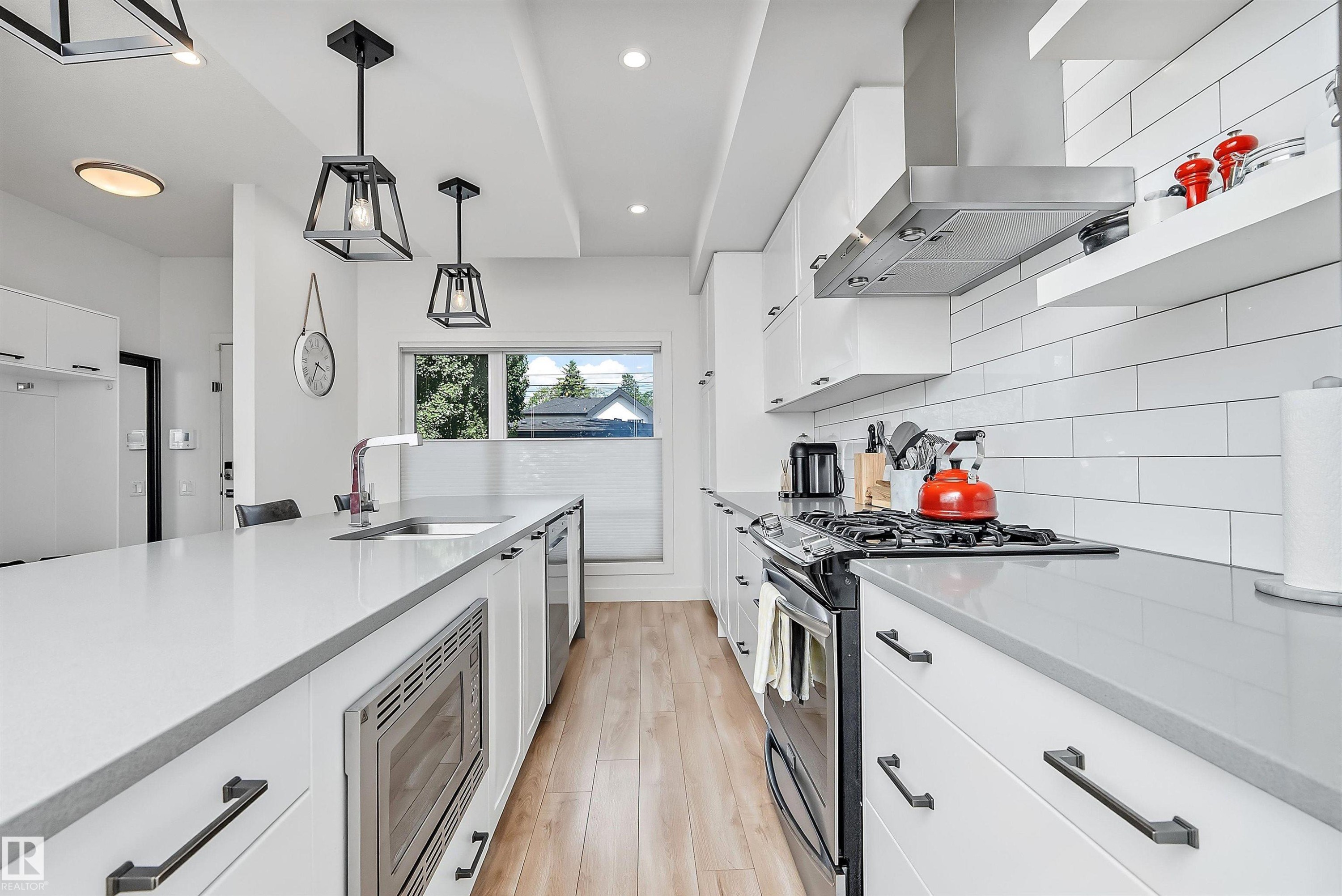 11413 126 Street Nw, Edmonton, AB - Indoor Photo Showing Kitchen With Upgraded Kitchen