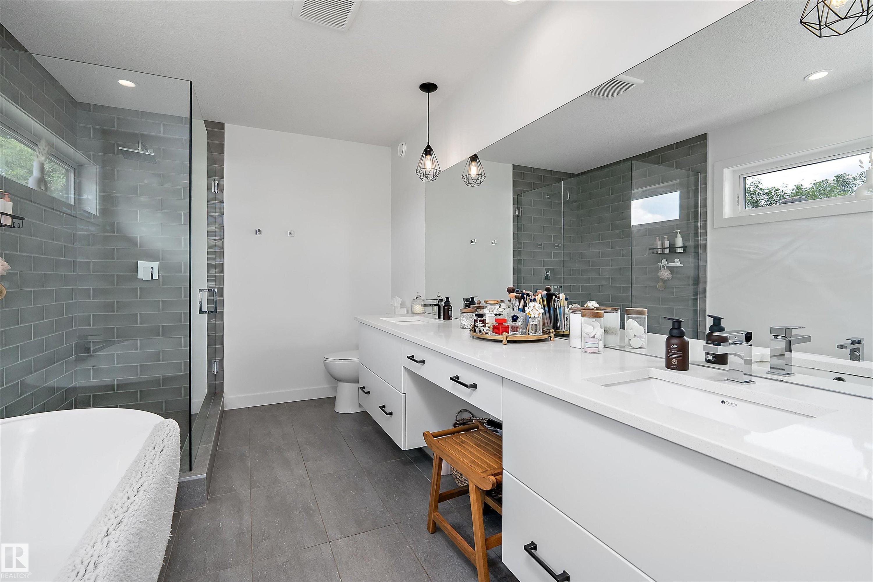 11413 126 Street Nw, Edmonton, AB - Indoor Photo Showing Bathroom