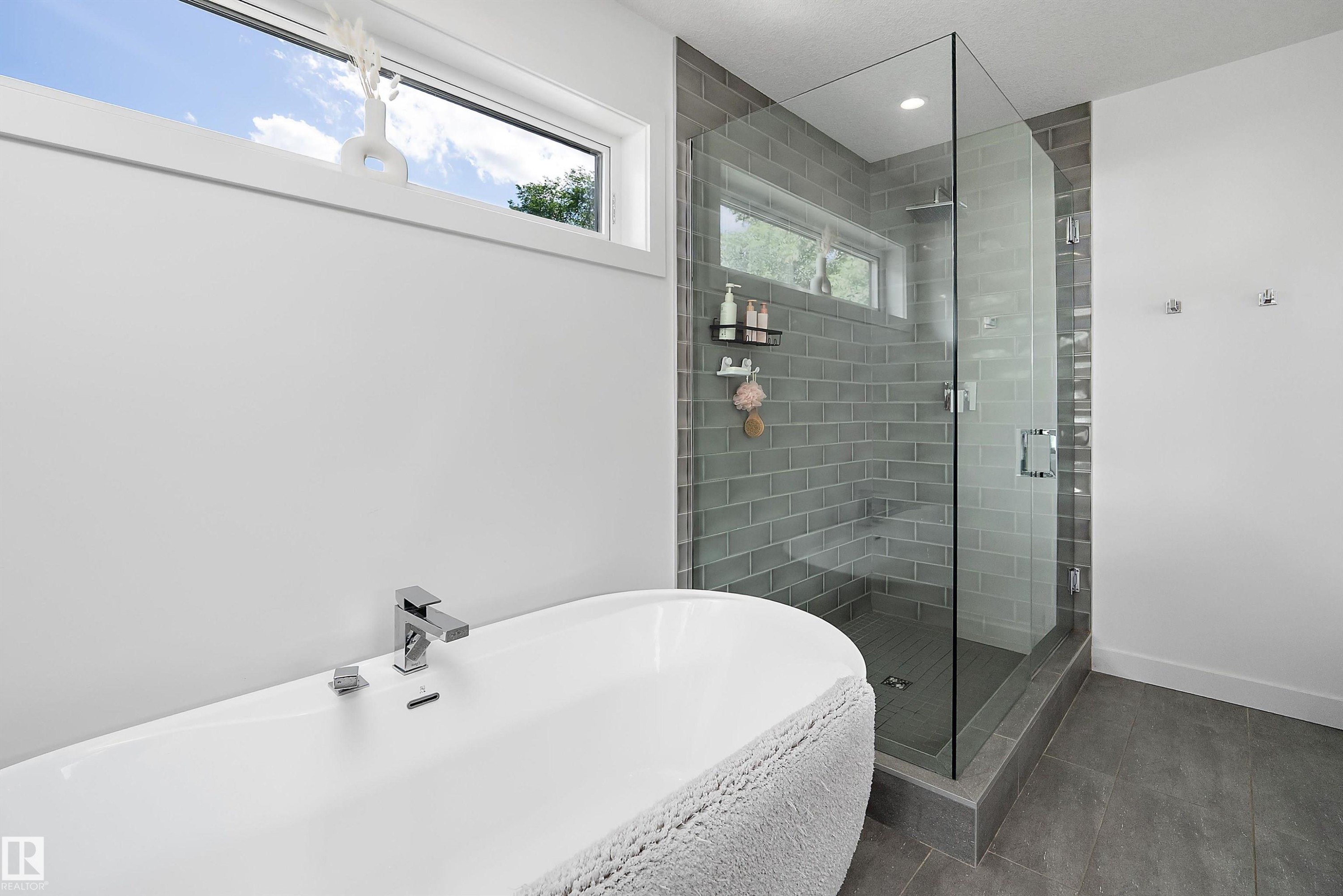 11413 126 Street Nw, Edmonton, AB - Indoor Photo Showing Bathroom