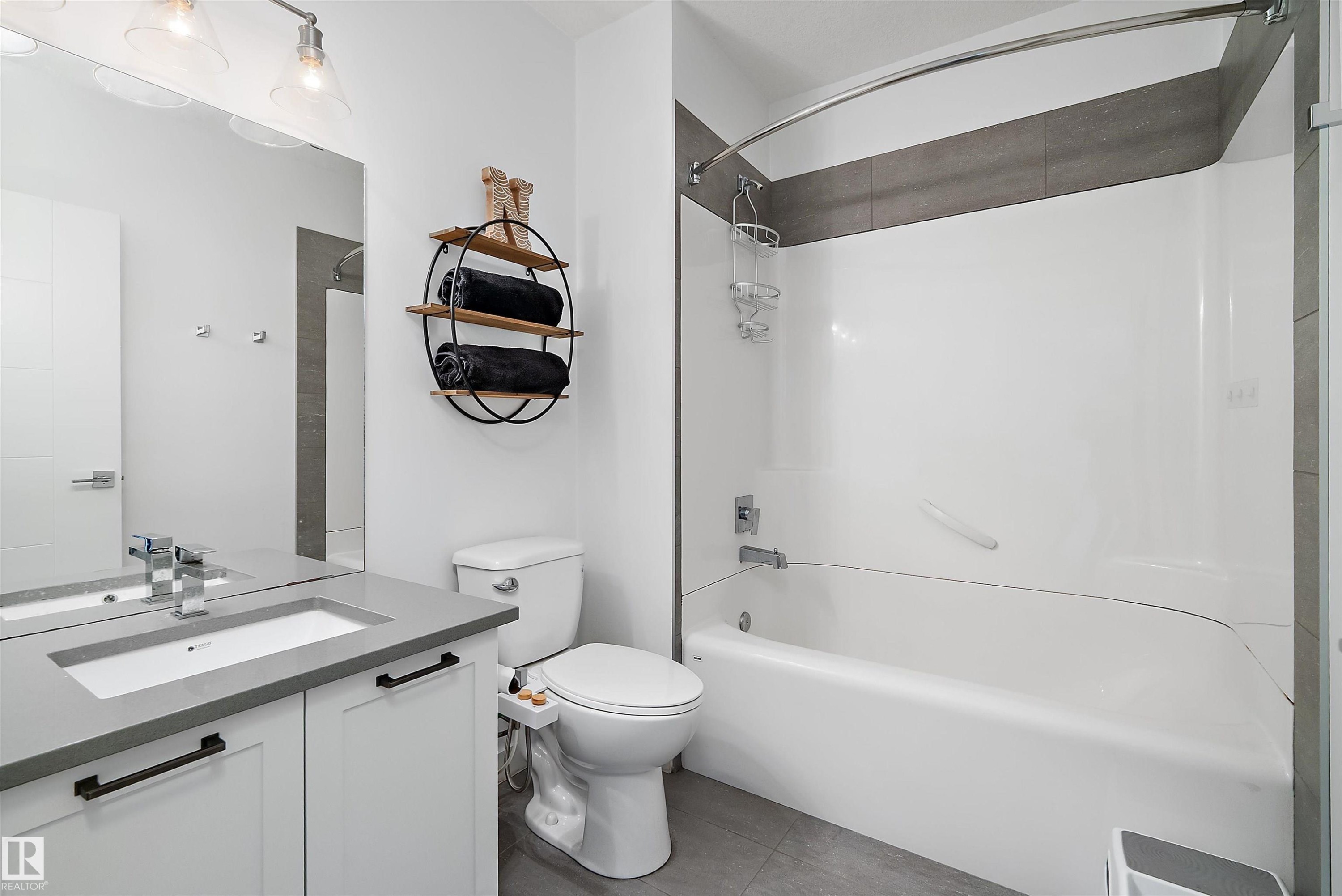 11413 126 Street Nw, Edmonton, AB - Indoor Photo Showing Bathroom