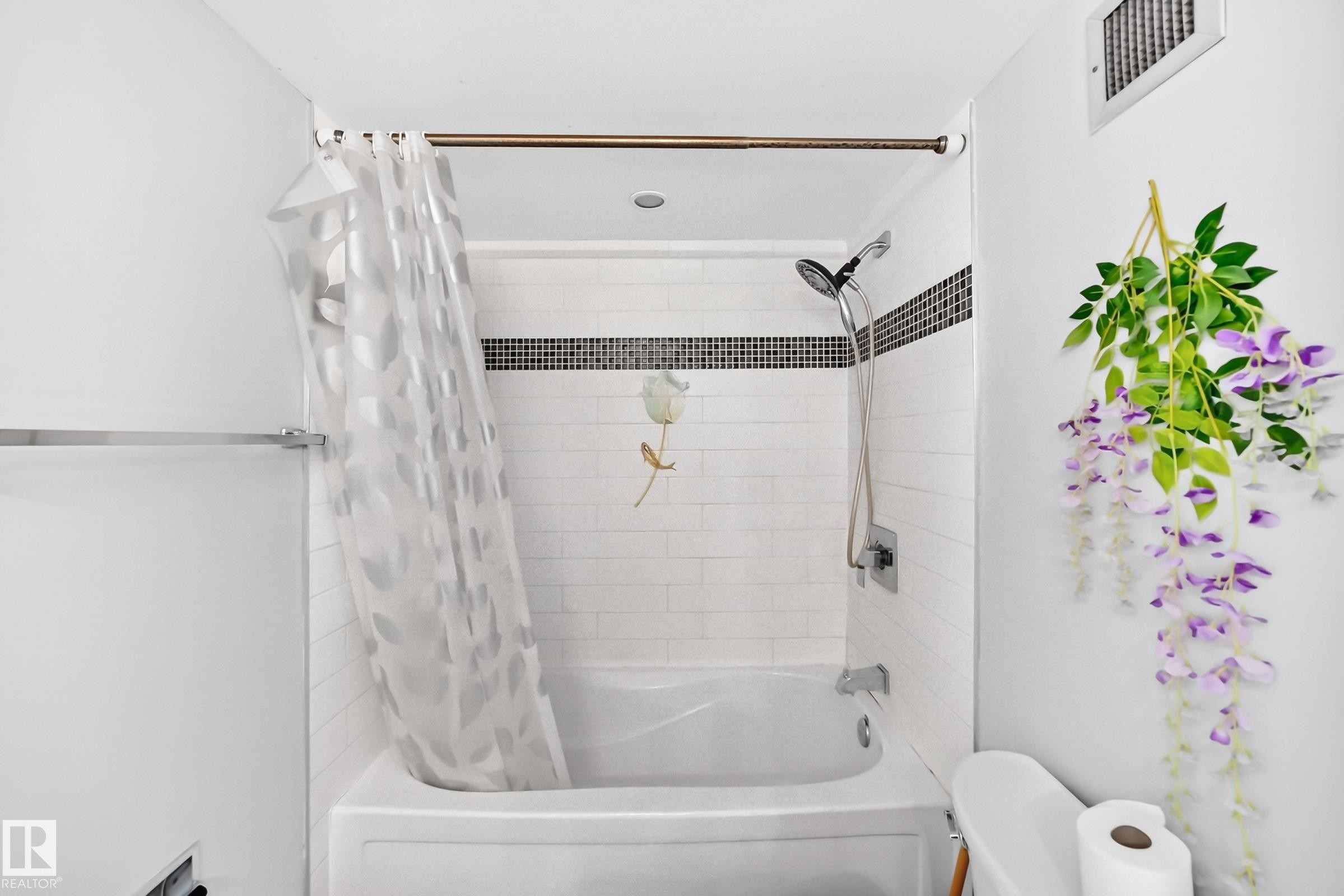 #1802 11027 87 Av Nw, Edmonton, AB - Indoor Photo Showing Bathroom