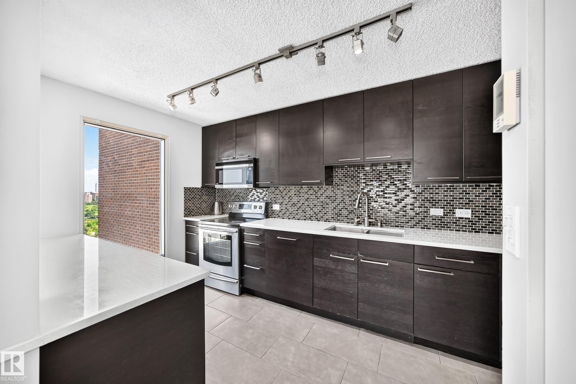 #1802 11027 87 Av Nw, Edmonton, AB - Indoor Photo Showing Kitchen