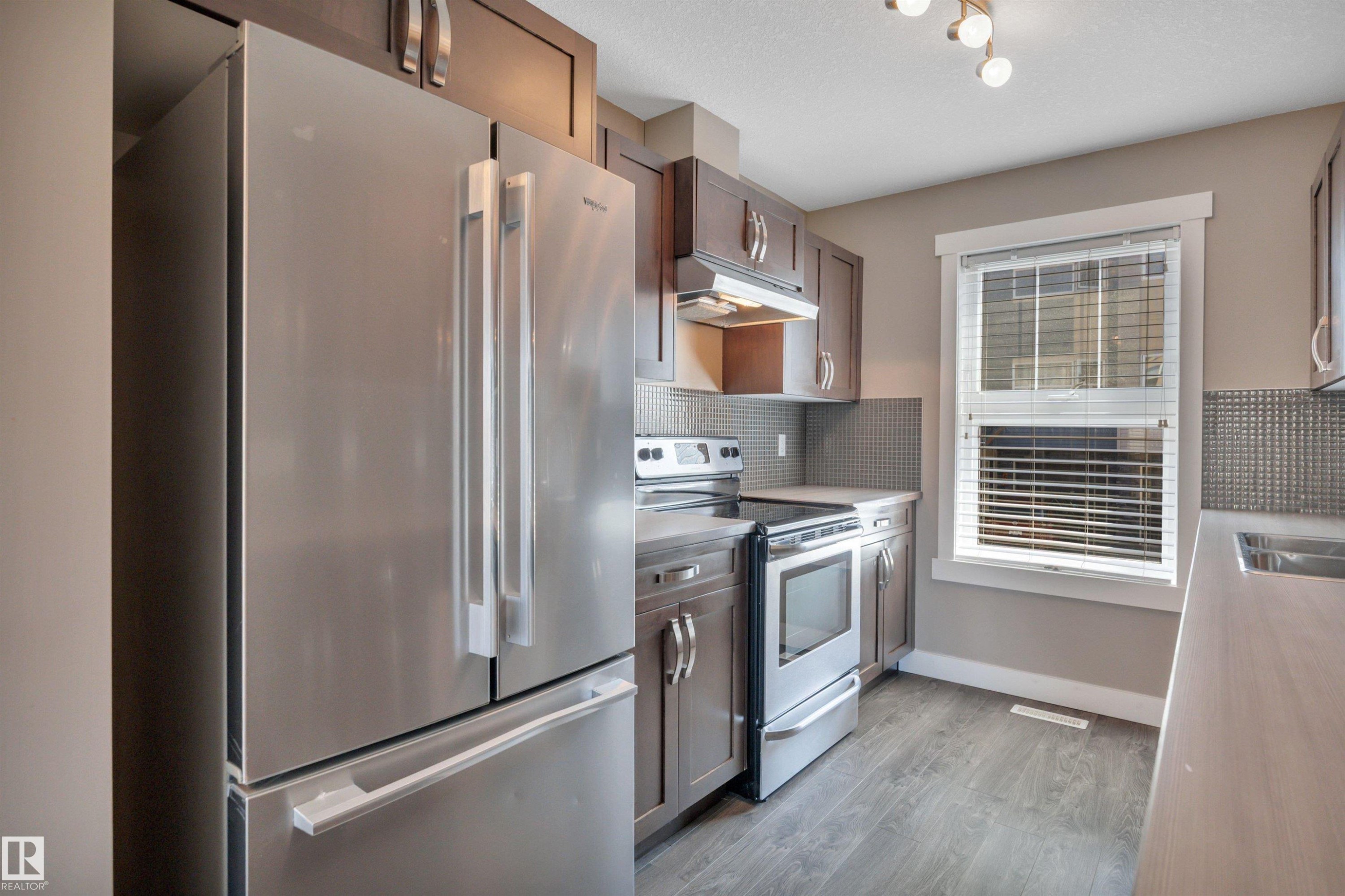 #262 401 Southfork Dr, Leduc, AB - Indoor Photo Showing Kitchen With Stainless Steel Kitchen
