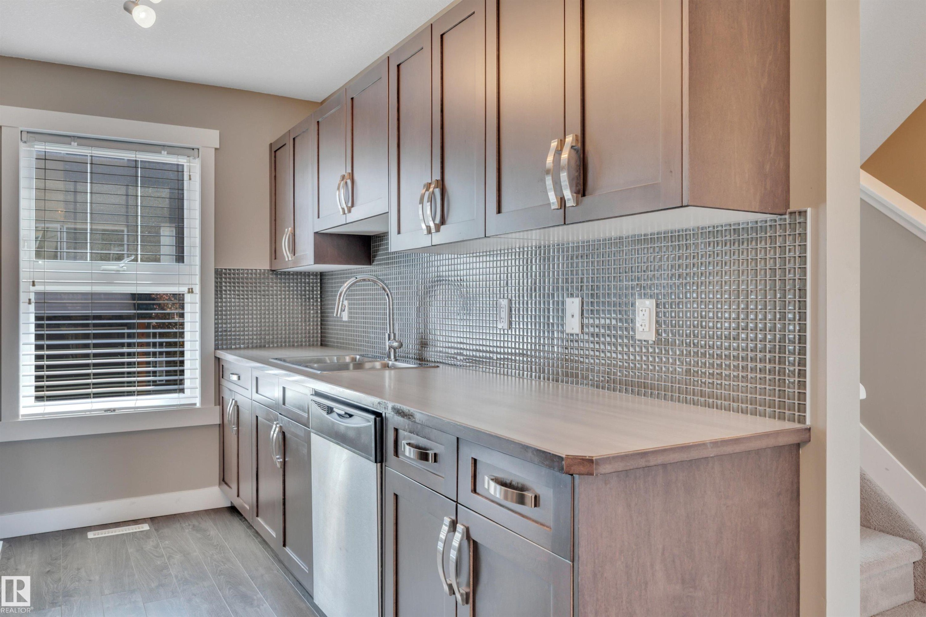 #262 401 Southfork Dr, Leduc, AB - Indoor Photo Showing Kitchen With Upgraded Kitchen