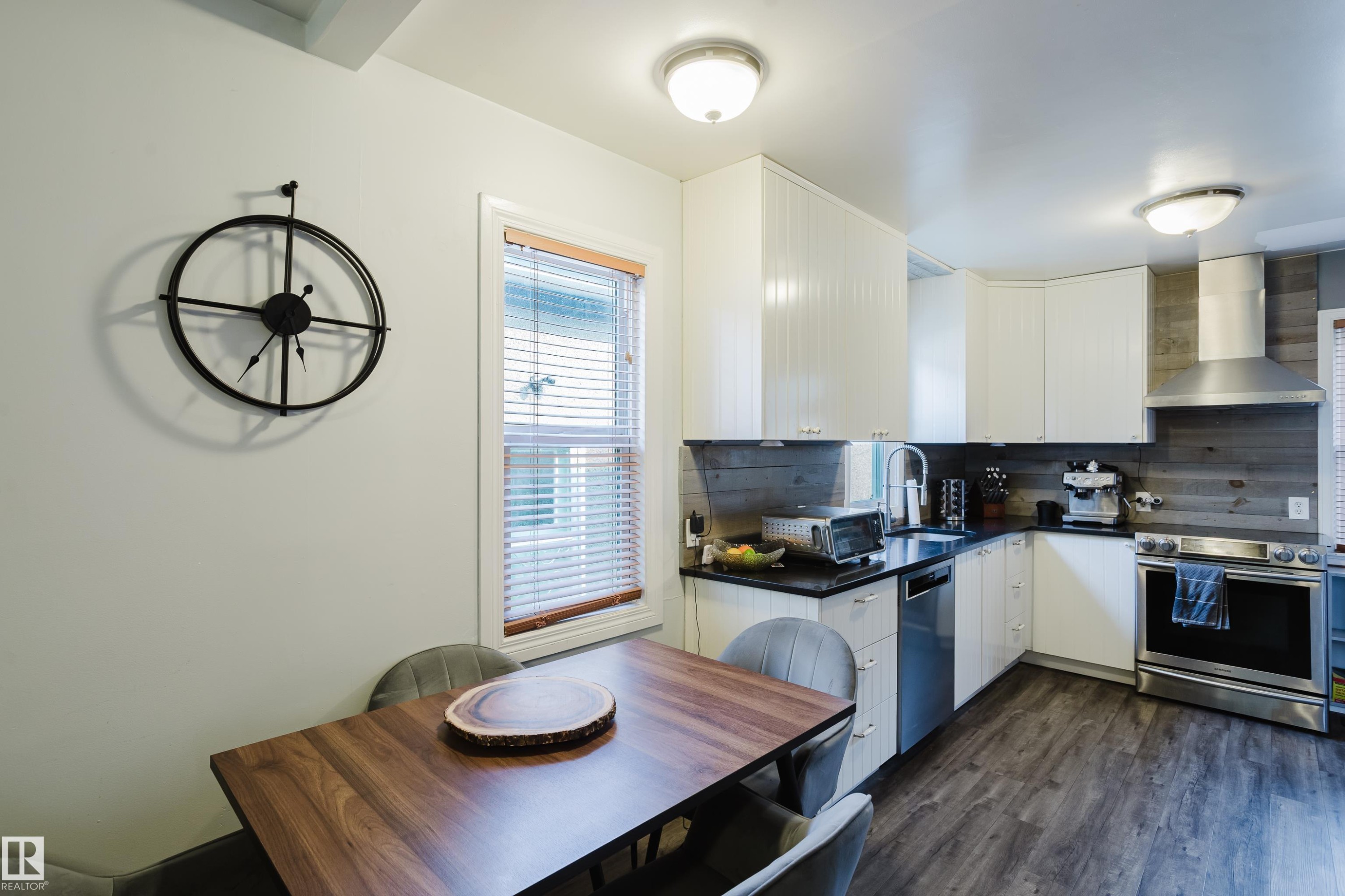 10623 76 Avenue Nw, Edmonton, AB - Indoor