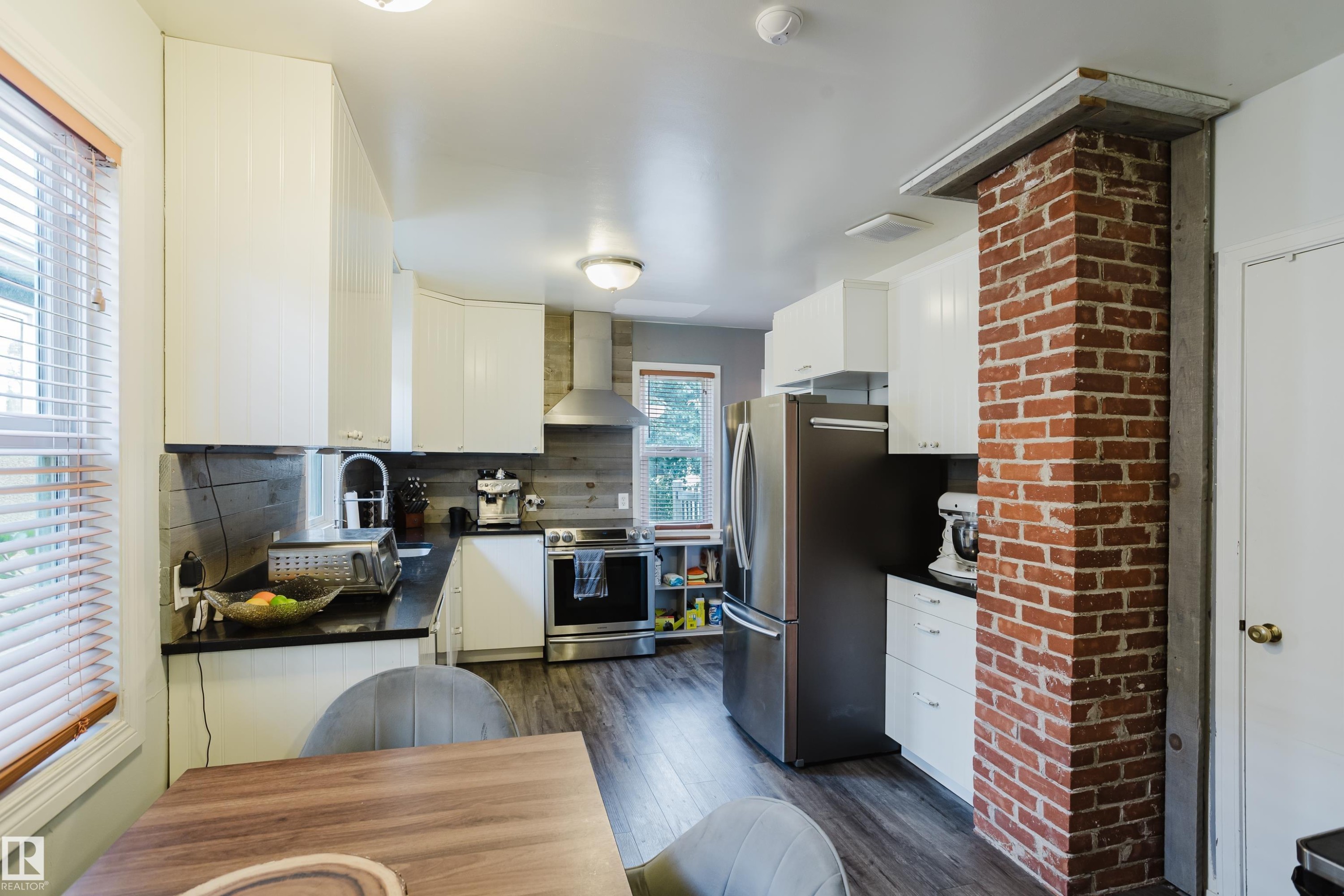 10623 76 Avenue Nw, Edmonton, AB - Indoor