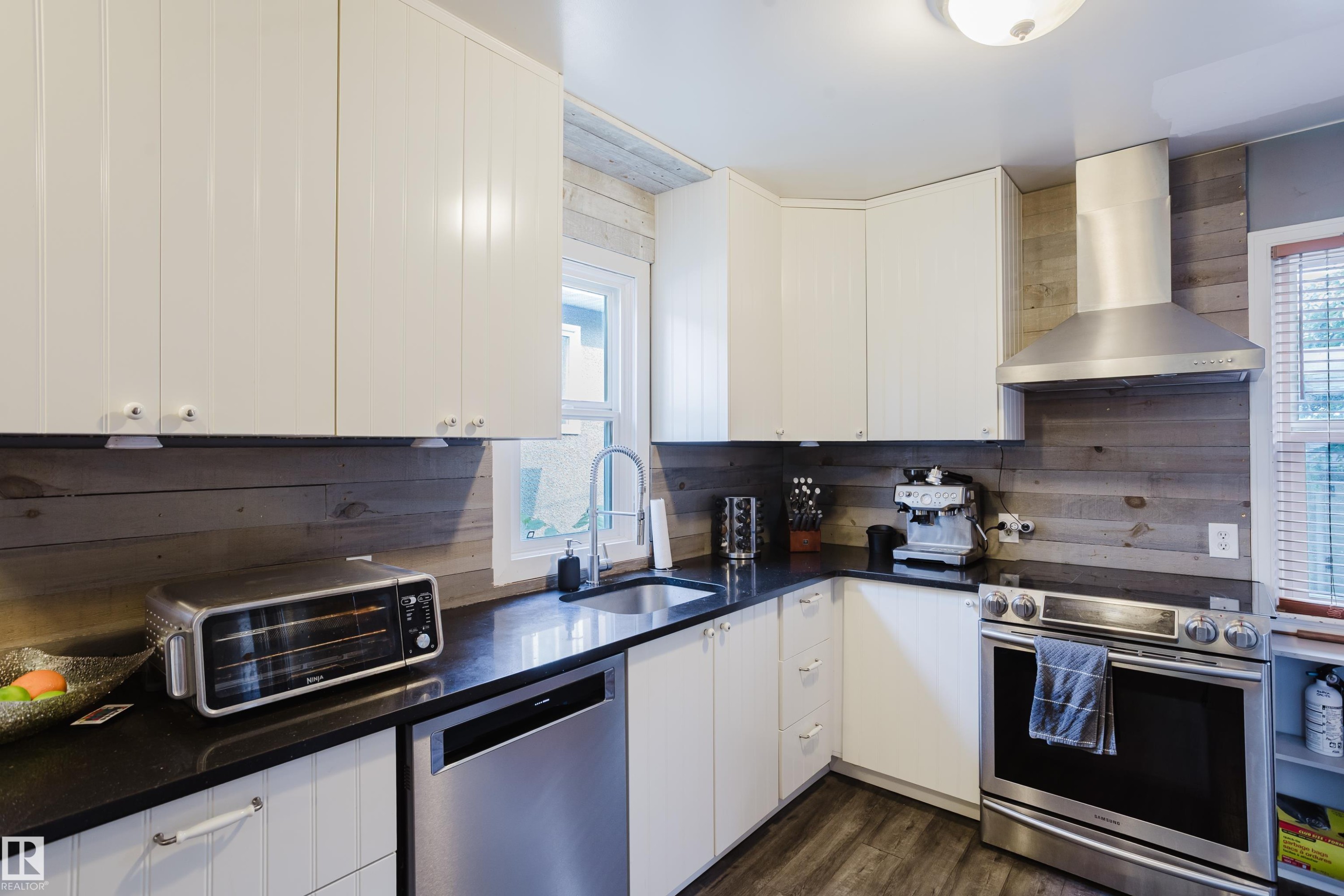 10623 76 Avenue Nw, Edmonton, AB - Indoor Photo Showing Kitchen