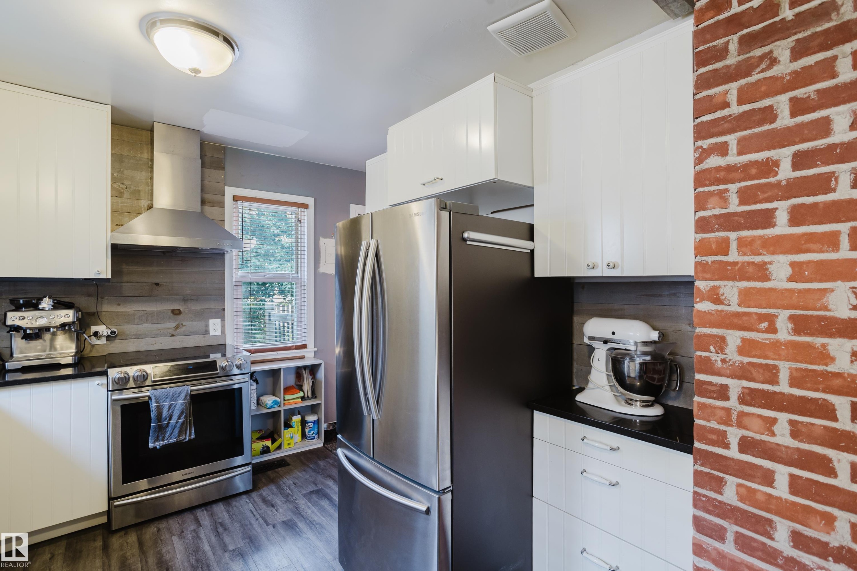 10623 76 Avenue Nw, Edmonton, AB - Indoor Photo Showing Kitchen