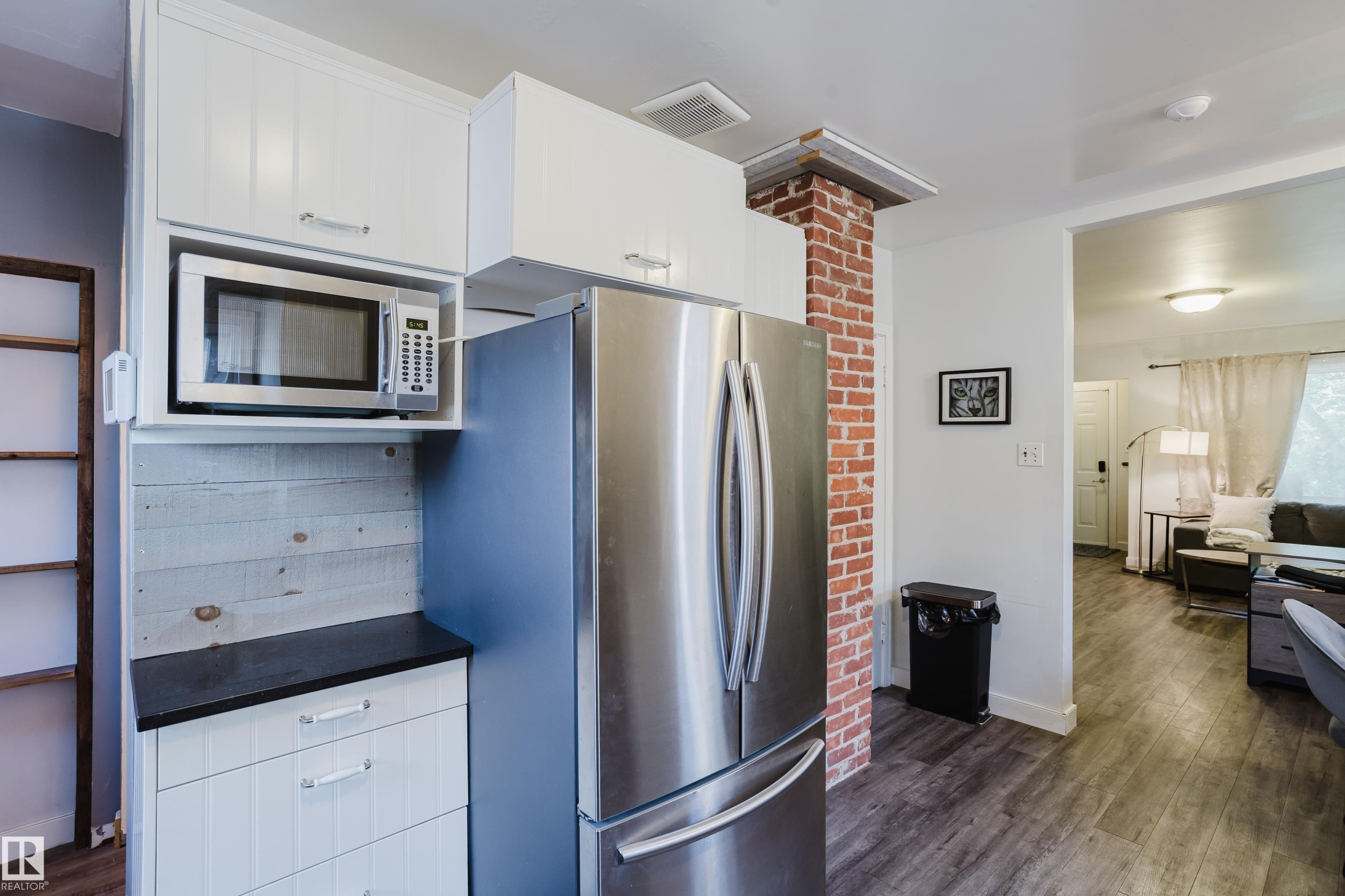 10623 76 Avenue Nw, Edmonton, AB - Indoor Photo Showing Kitchen