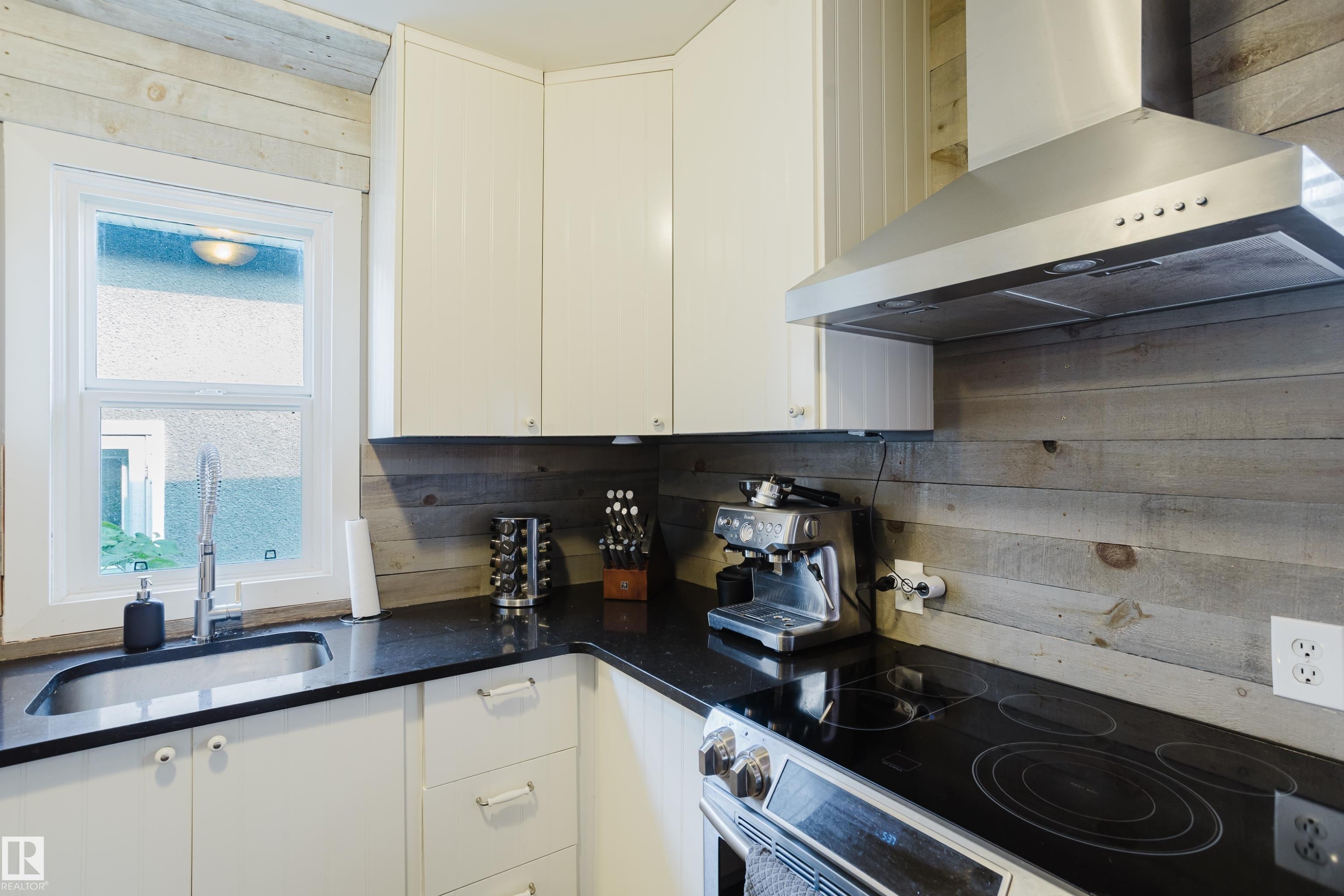 10623 76 Avenue Nw, Edmonton, AB - Indoor Photo Showing Kitchen