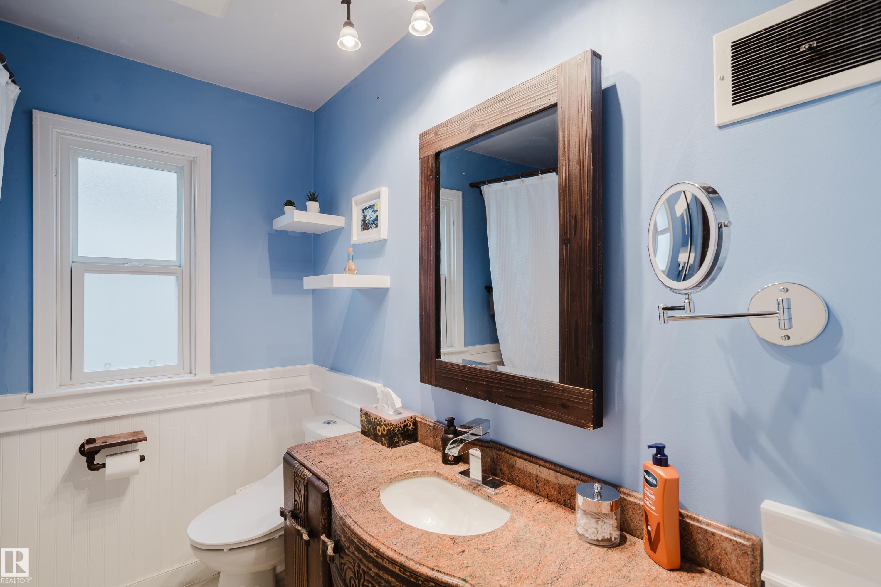 10623 76 Avenue Nw, Edmonton, AB - Indoor Photo Showing Bathroom