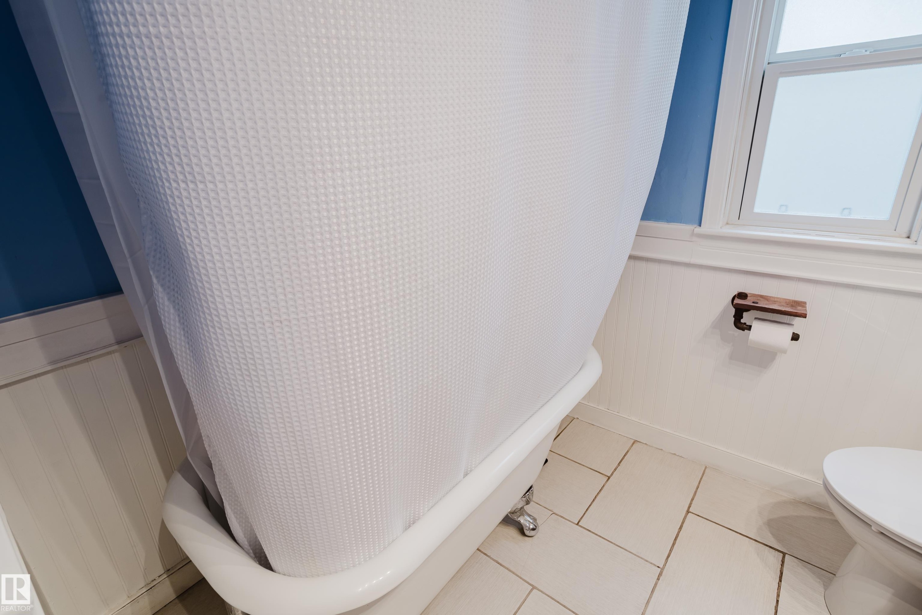 10623 76 Avenue Nw, Edmonton, AB - Indoor Photo Showing Bathroom