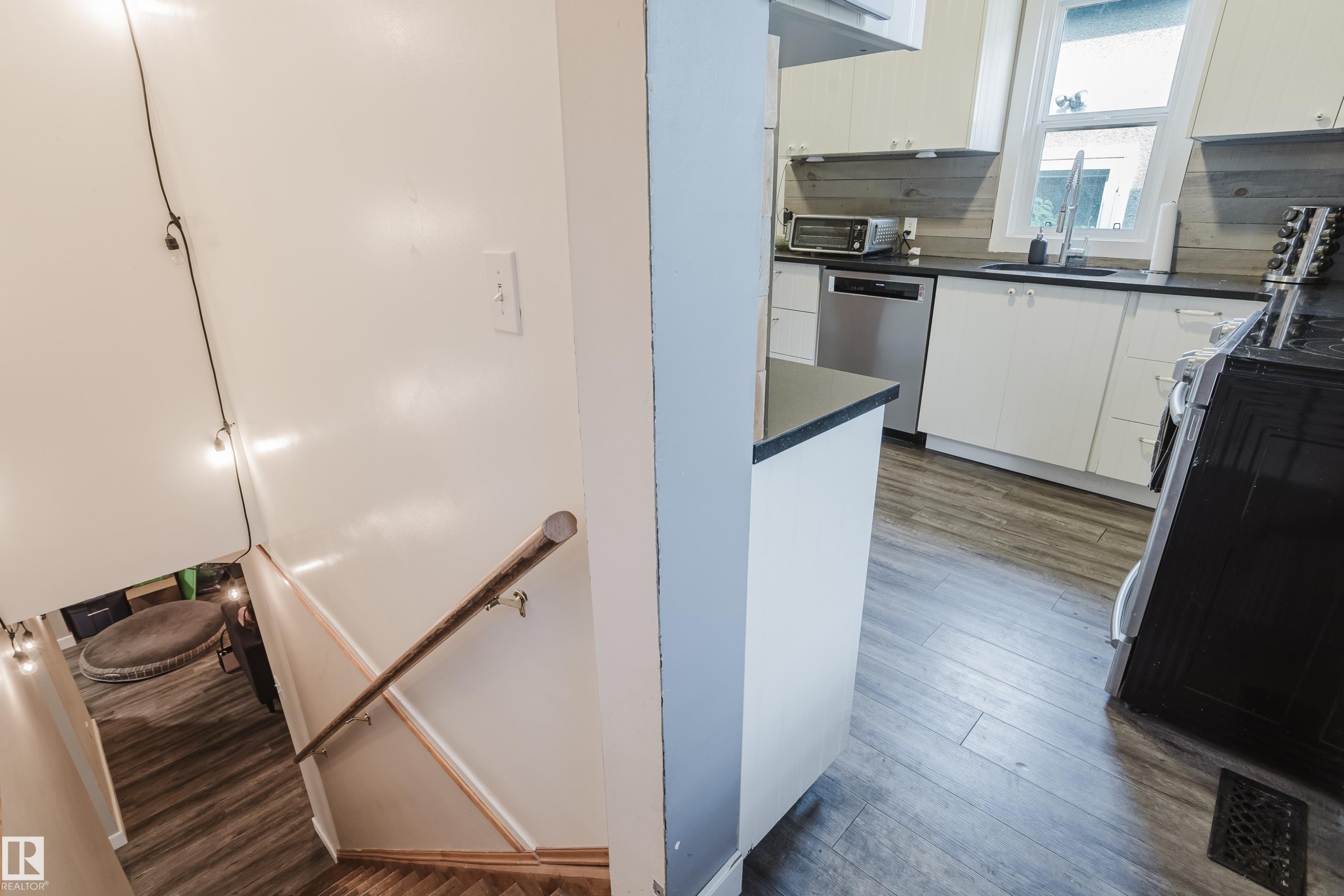 10623 76 Avenue Nw, Edmonton, AB - Indoor Photo Showing Kitchen