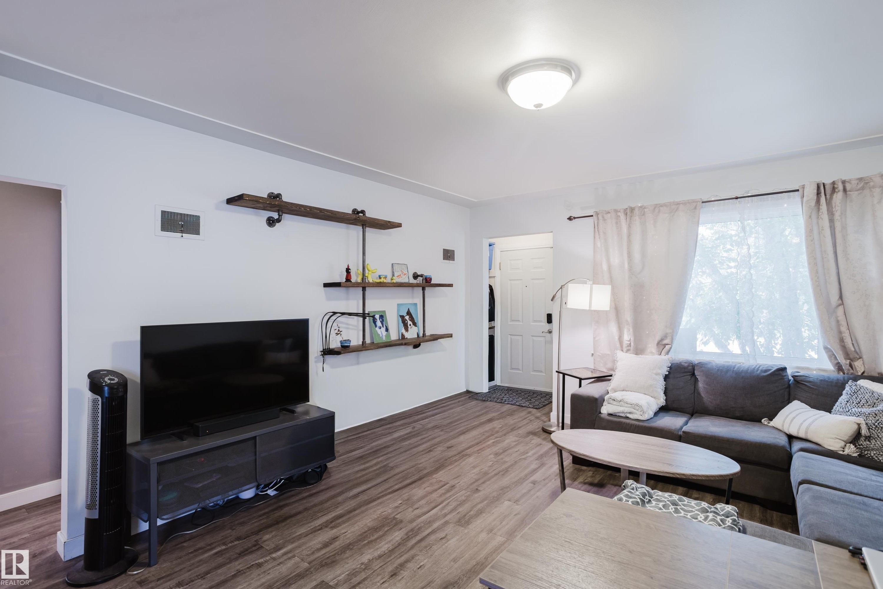 10623 76 Avenue Nw, Edmonton, AB - Indoor Photo Showing Living Room