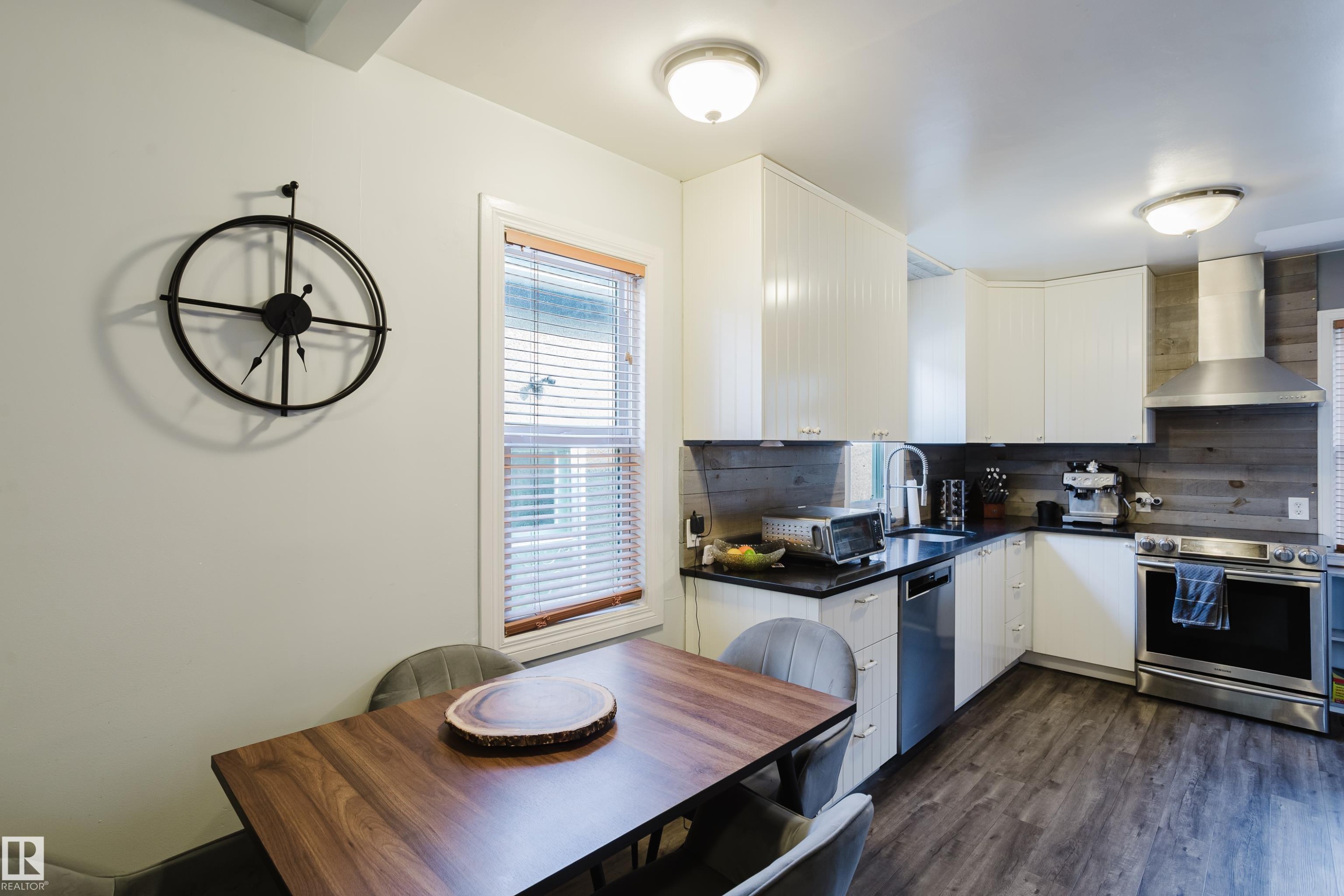 10623 76 Avenue Nw, Edmonton, AB - Indoor