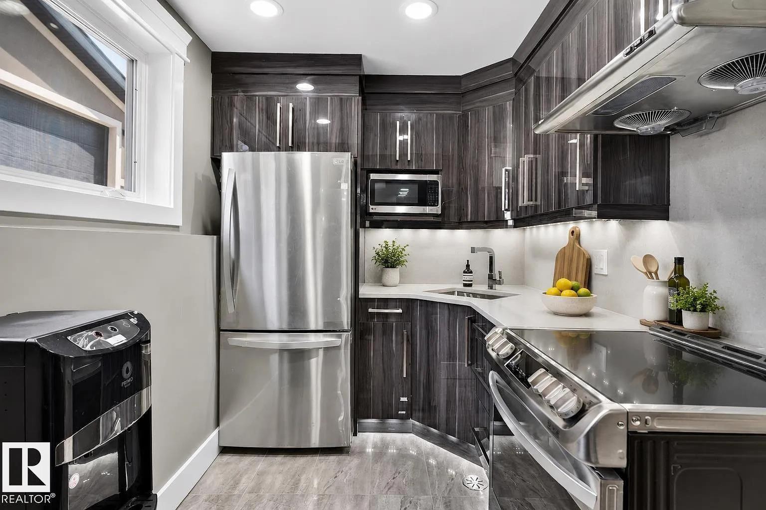 3911 67 Street Nw, Edmonton, AB - Indoor Photo Showing Kitchen